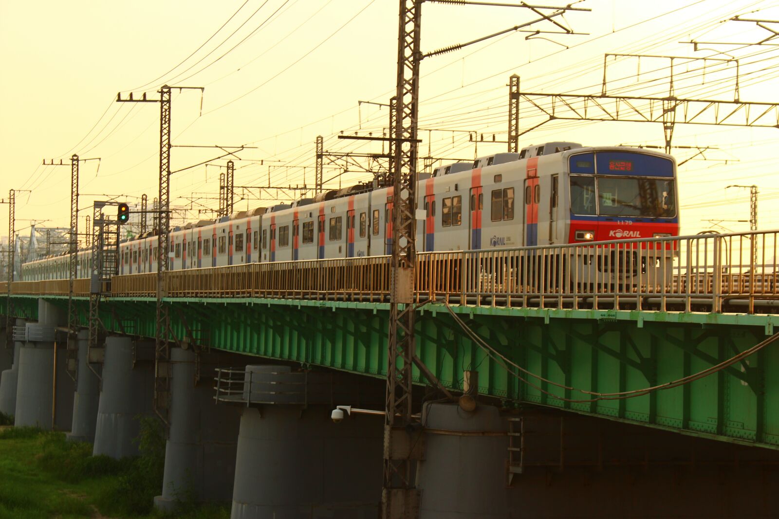 Canon EOS 700D (EOS Rebel T5i / EOS Kiss X7i) sample photo. Train, subway, han river photography