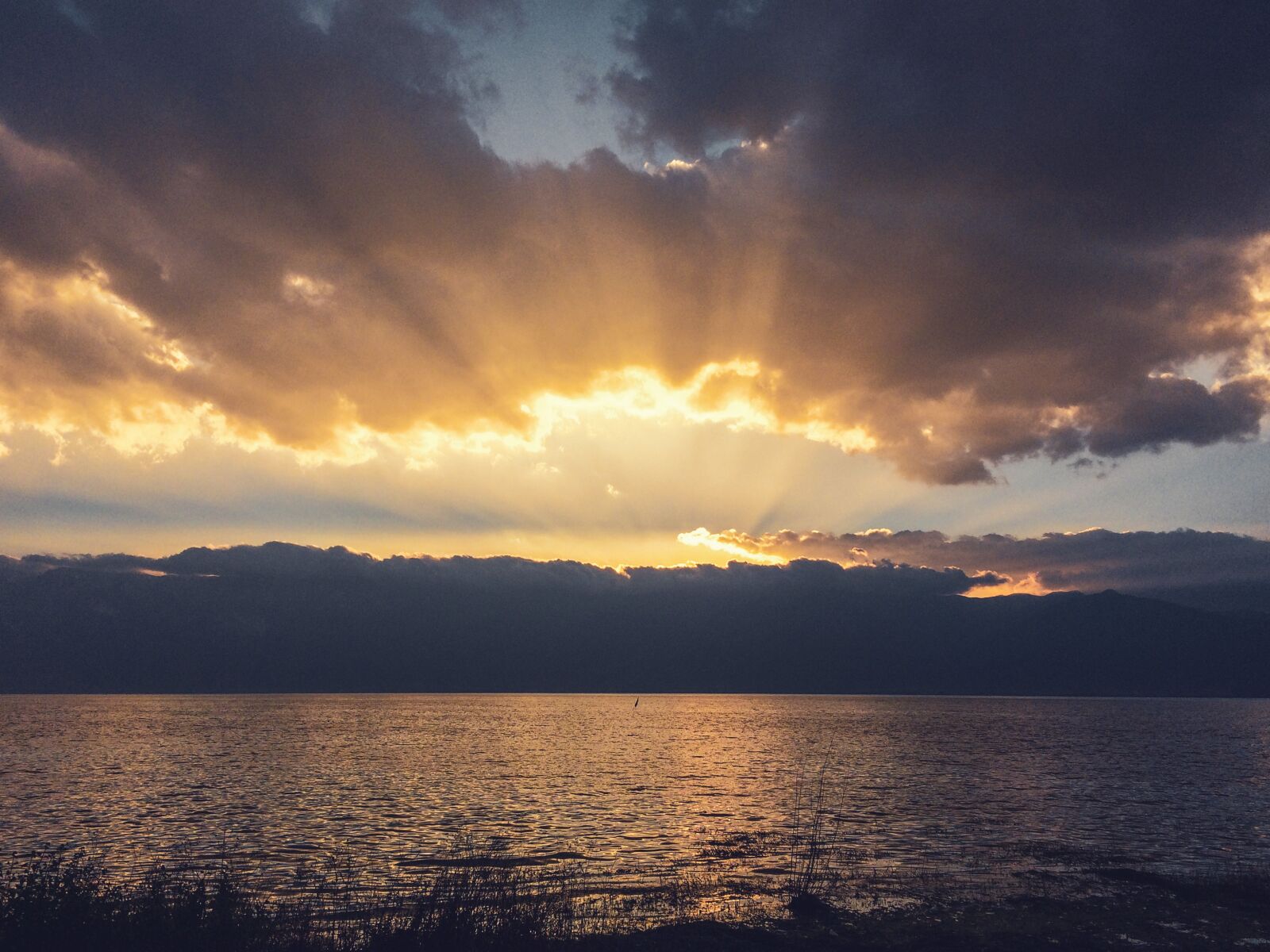 iPhone 5s back camera 4.15mm f/2.2 sample photo. Dali, erhai lake, sunset photography