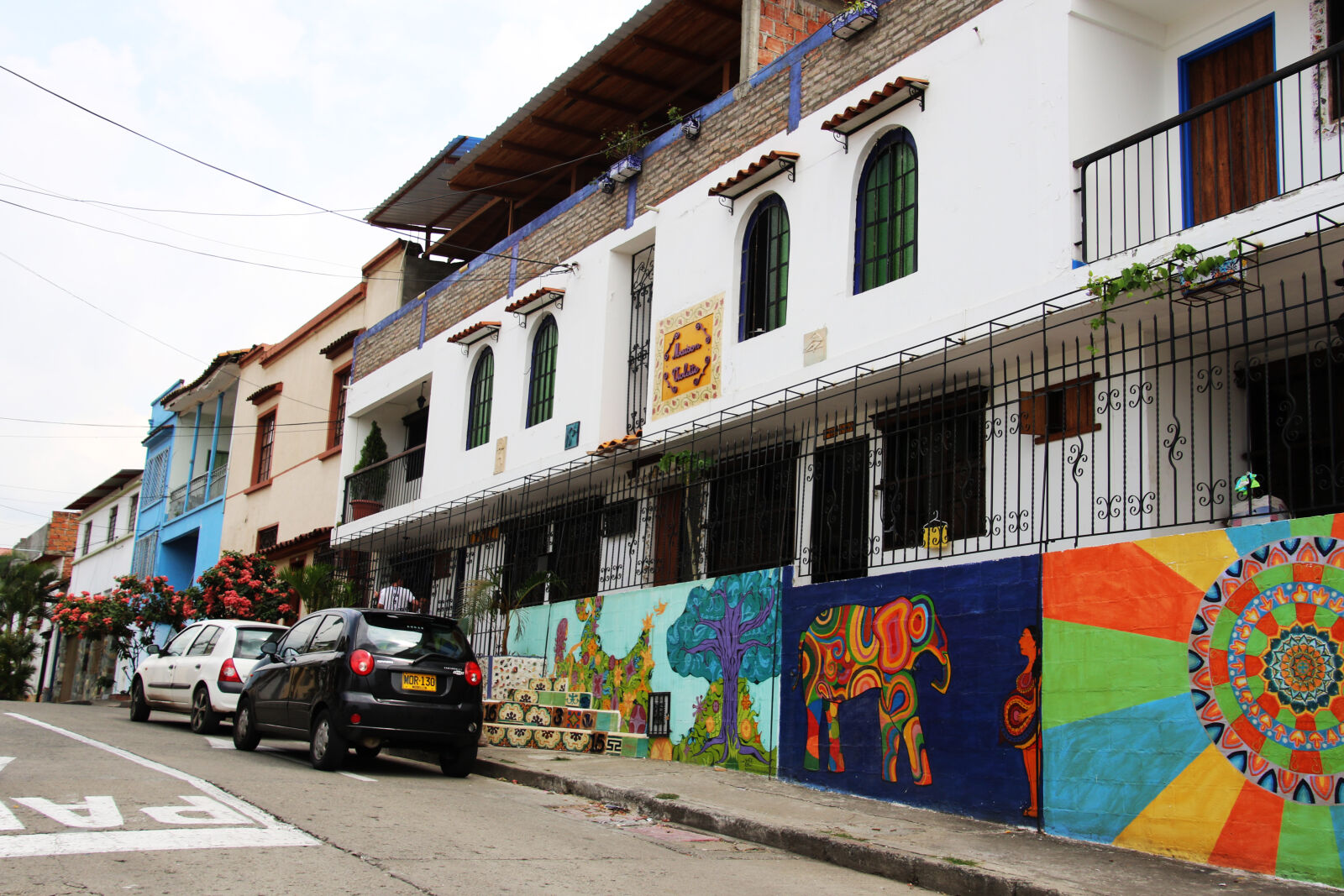 Canon EOS 7D Mark II sample photo. Cars, city, colorful, doors photography