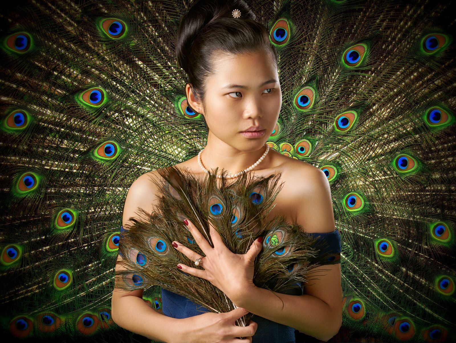 Panasonic Lumix DMC-FZ200 sample photo. Woman, feather, peacock photography