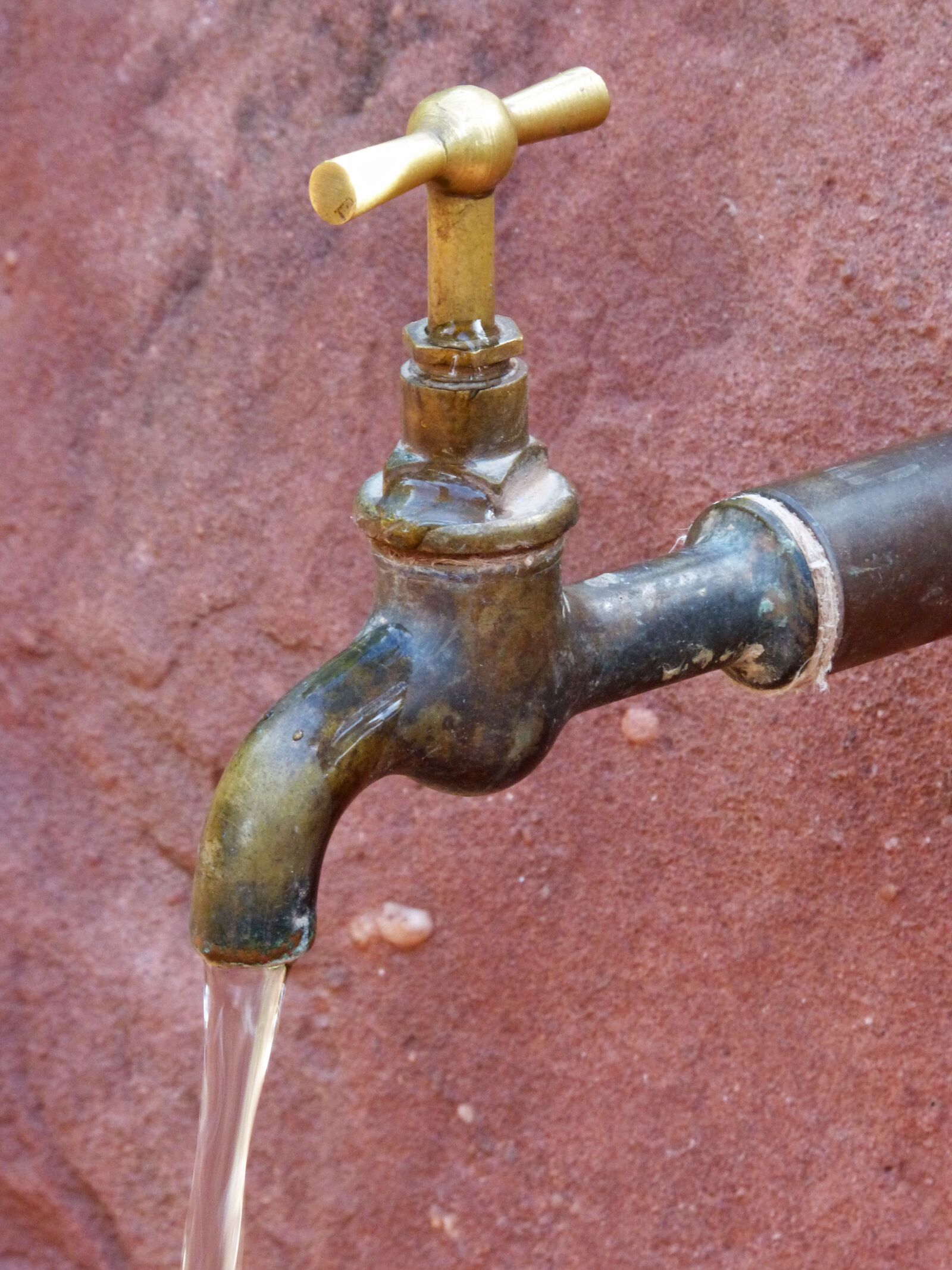 Panasonic DMC-FZ62 sample photo. Tap, old, water photography