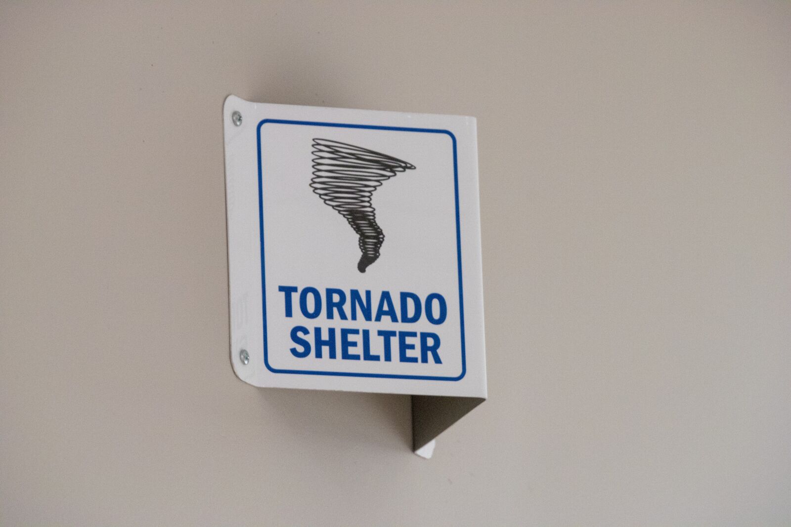Canon EOS 750D (EOS Rebel T6i / EOS Kiss X8i) + Canon EF-S 55-250mm F4-5.6 IS STM sample photo. Tornado warning, tornado shelter photography