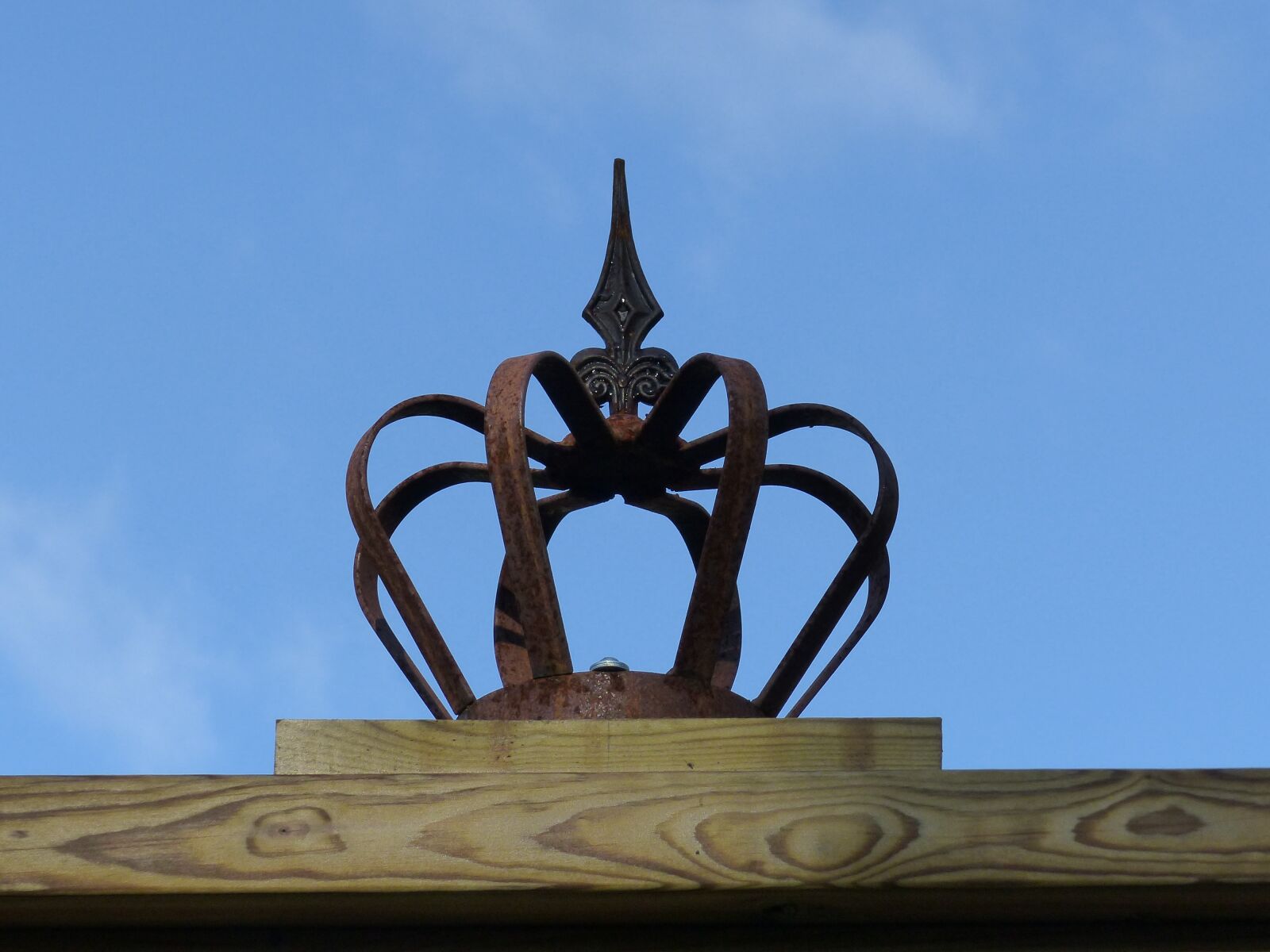 Panasonic Lumix DMC-FZ200 sample photo. Crown, rusty, himmel photography