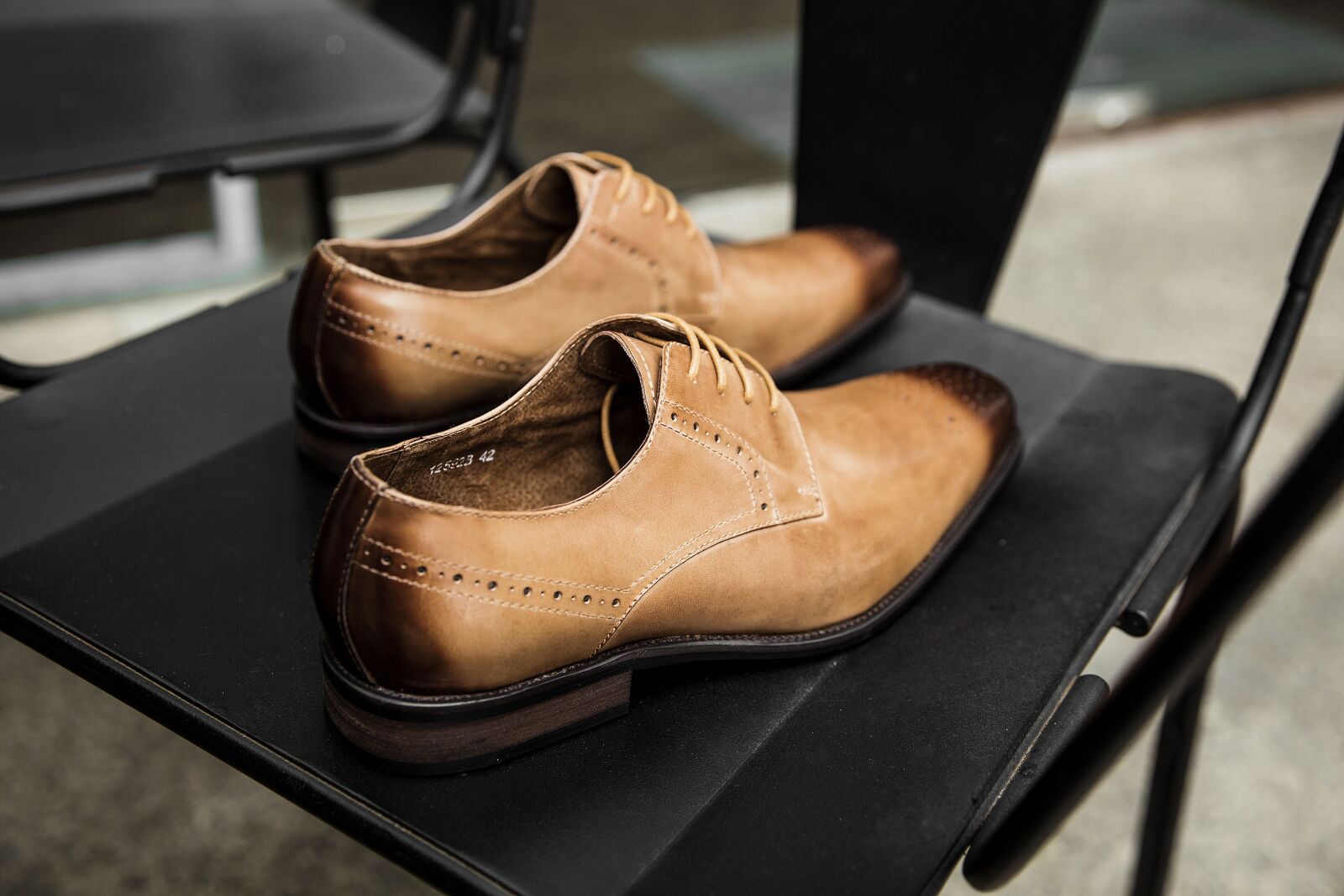 Canon EF 24-70mm F2.8L II USM sample photo. Shoes men, shoe, shine photography