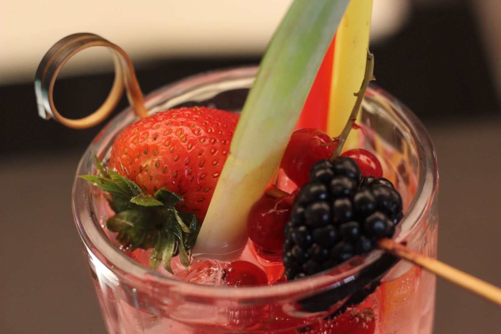 Canon EOS 600D (Rebel EOS T3i / EOS Kiss X5) + Canon EF 50mm F1.8 STM sample photo. Mocktail, shirley temple, red photography