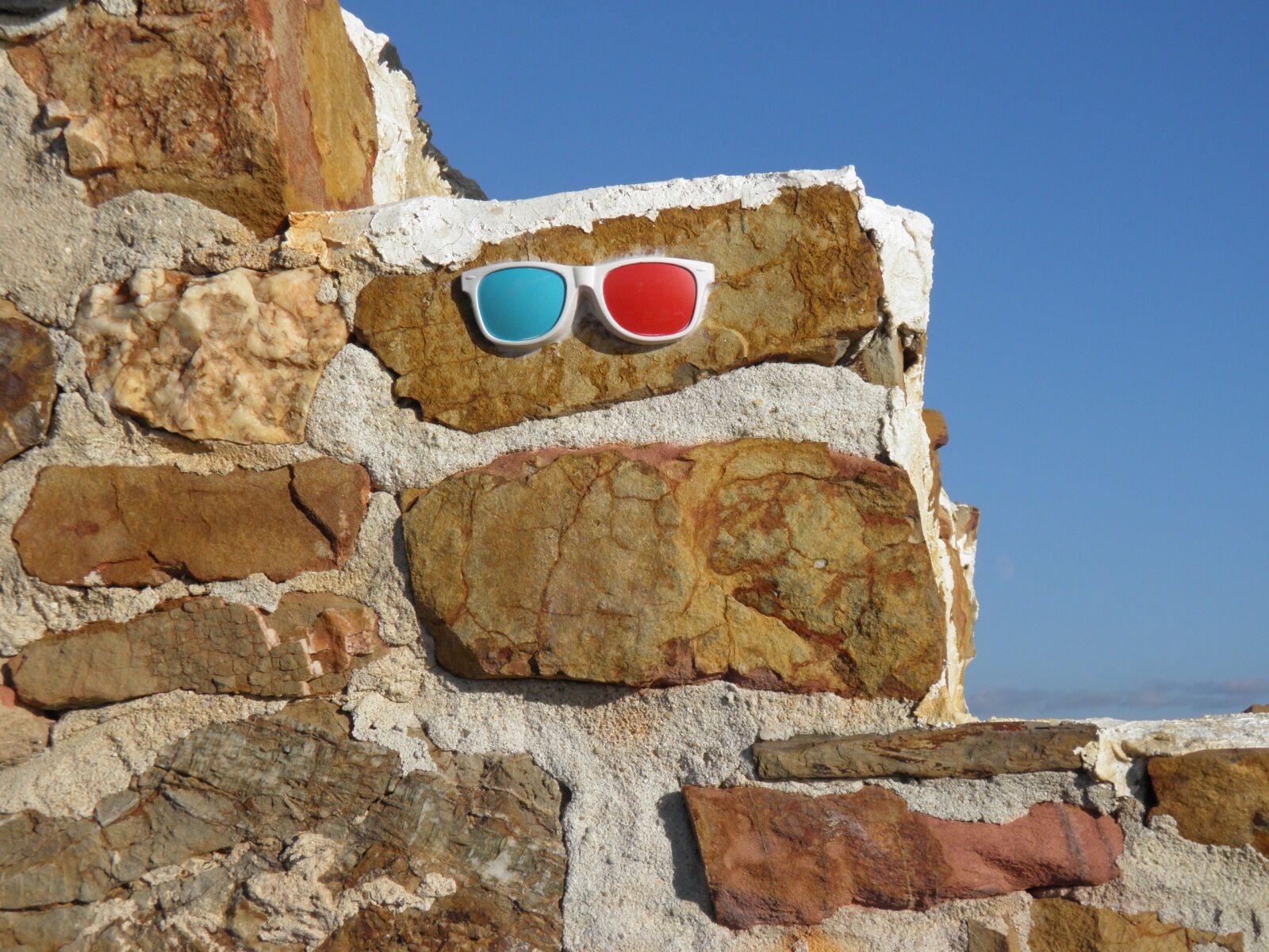 Olympus SP800UZ sample photo. Street art, graffiti, sunglasses photography