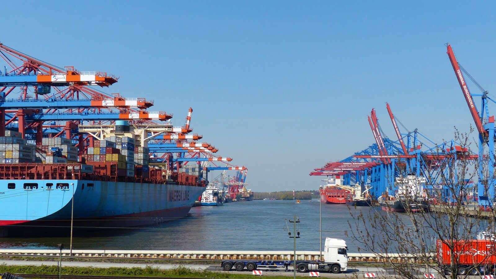 Panasonic Lumix DMC-FZ200 sample photo. Container gantry crane, container photography