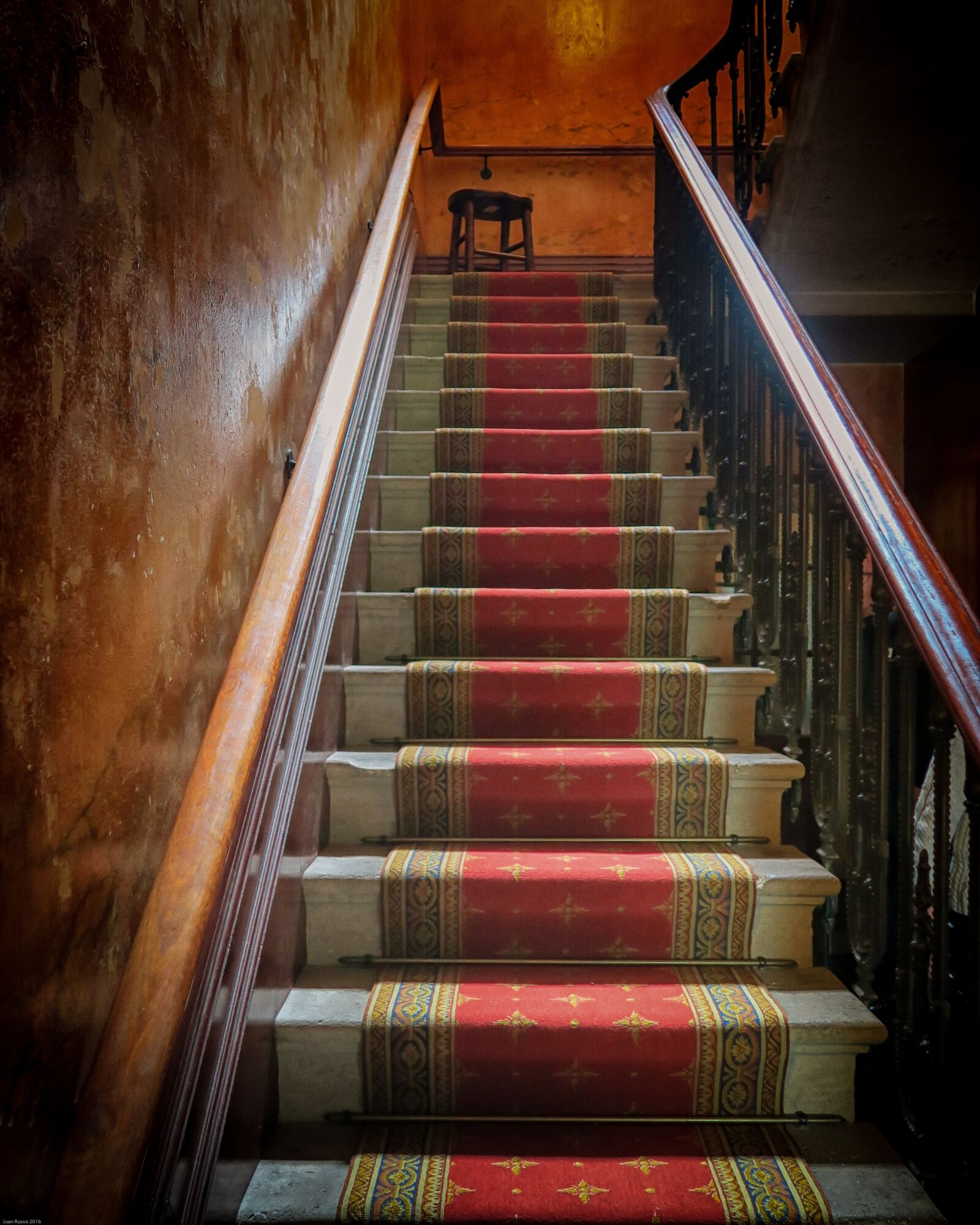Canon PowerShot G7 X sample photo. Stairs, carpet, antique photography