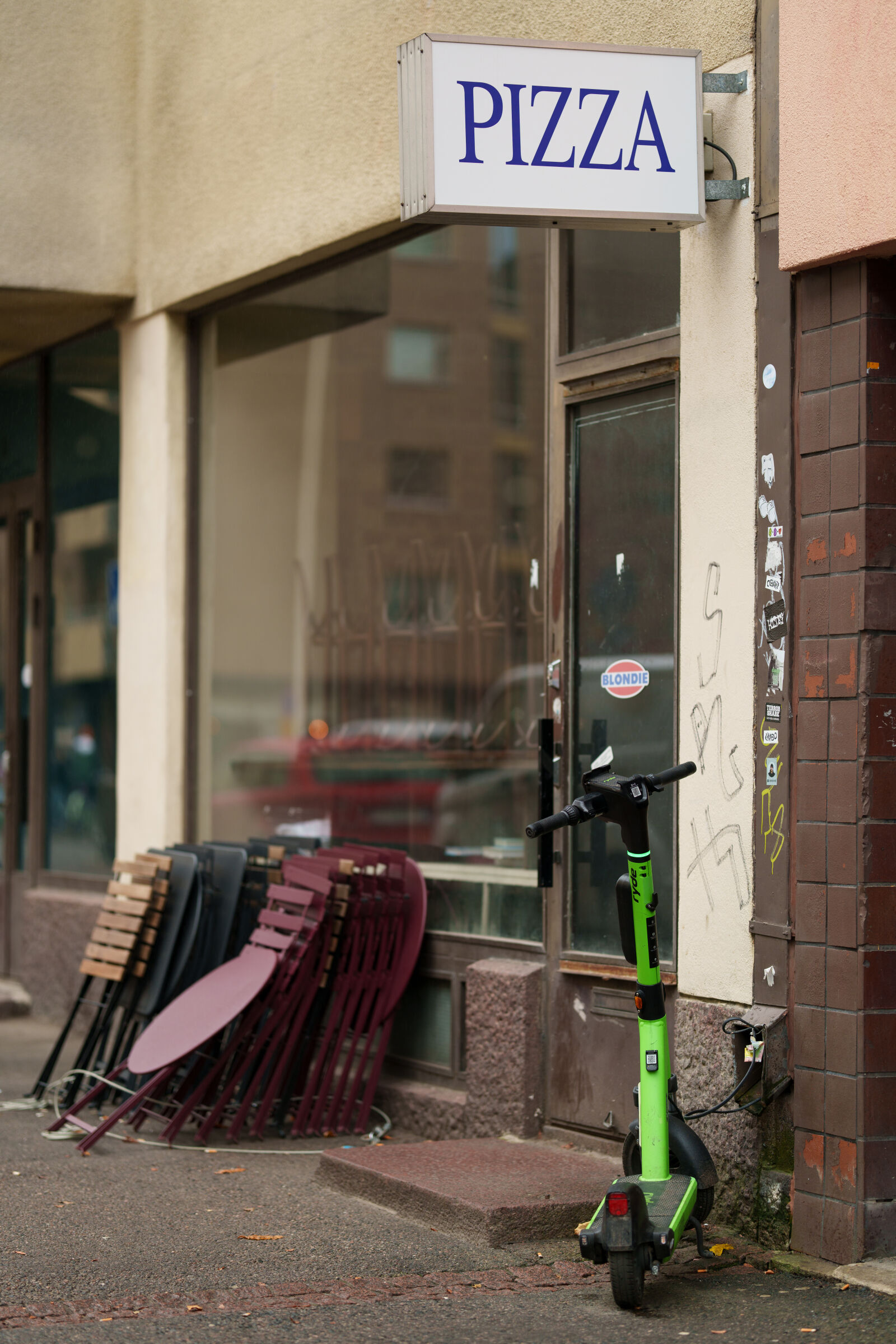 Sony FE 85mm F1.4 GM II sample photo. Minimalist pizzeria photography