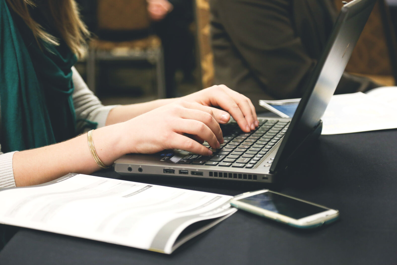 Canon EF 24-105mm F4L IS USM sample photo. Woman, typing, writing, programming photography