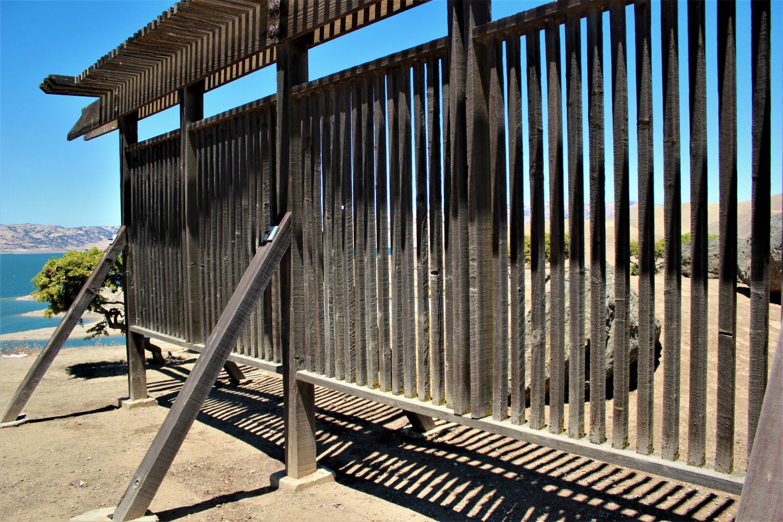 Canon EOS 550D (EOS Rebel T2i / EOS Kiss X4) sample photo. Fence, wood, structure photography