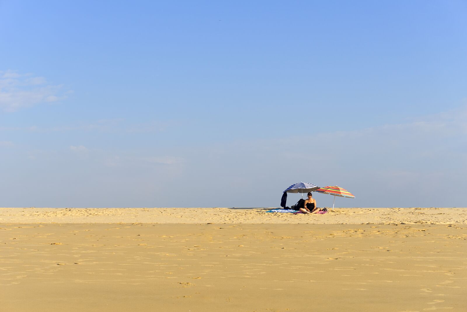 Sony E 16-50mm F3.5-5.6 PZ OSS sample photo. Beach, parasols, holiday photography