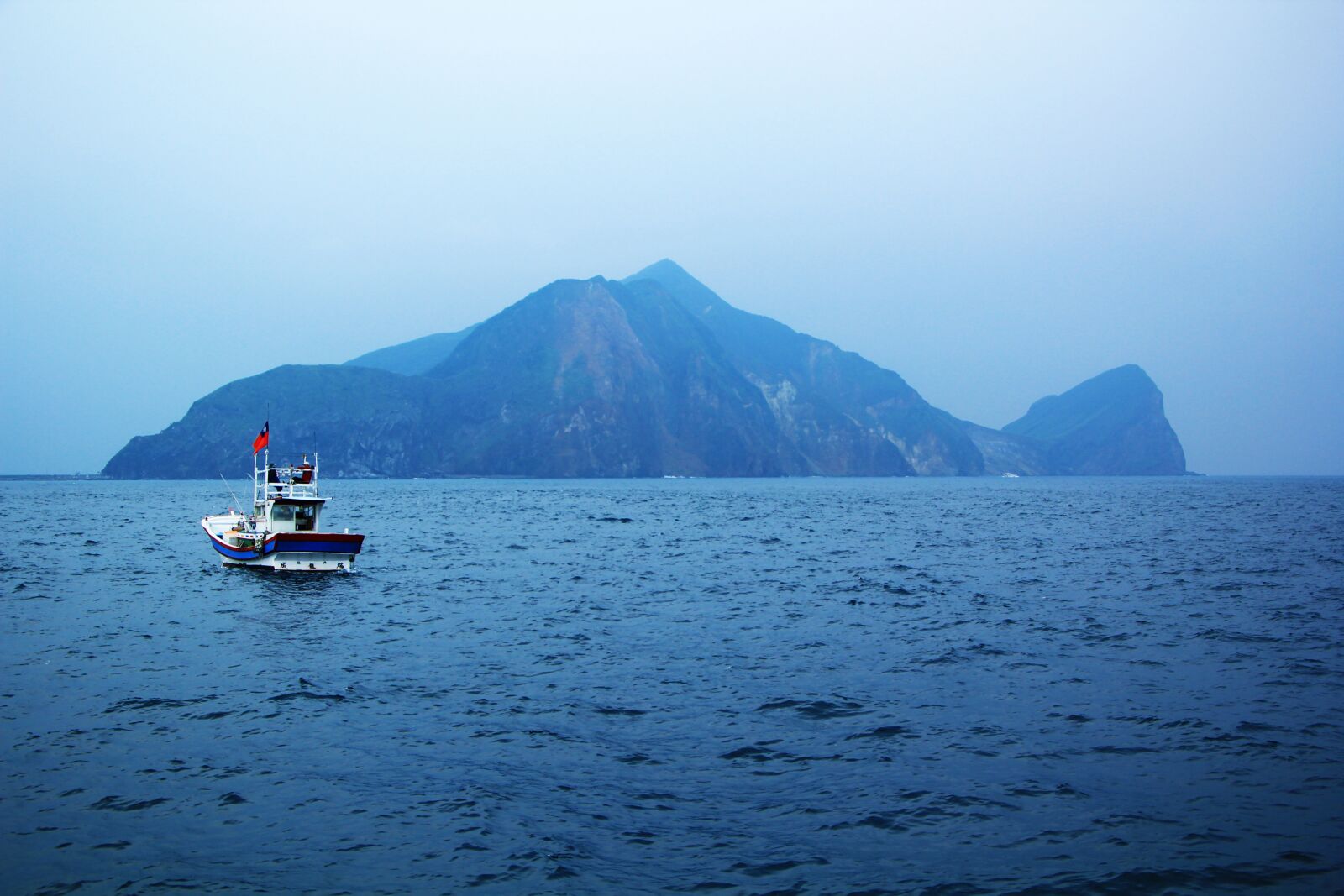Canon EOS 60D sample photo. Sea, boat, blue photography