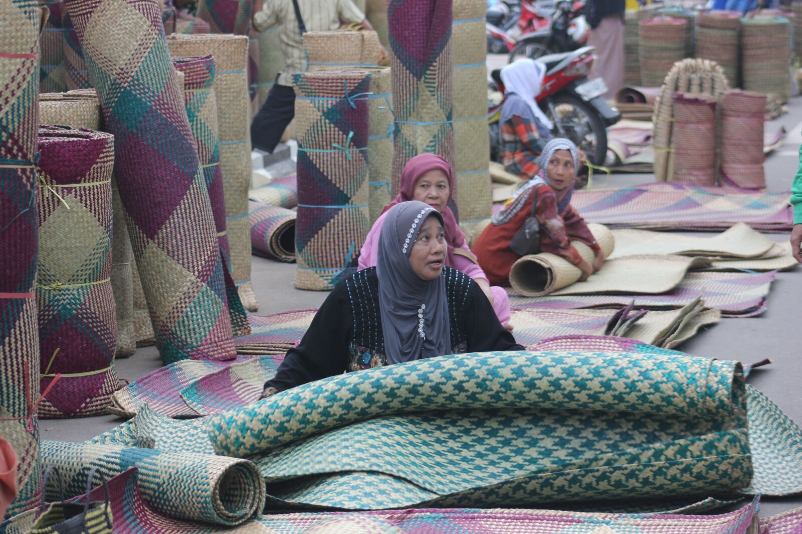 Canon EOS 550D (EOS Rebel T2i / EOS Kiss X4) sample photo. Handicraft, market, amuntai photography