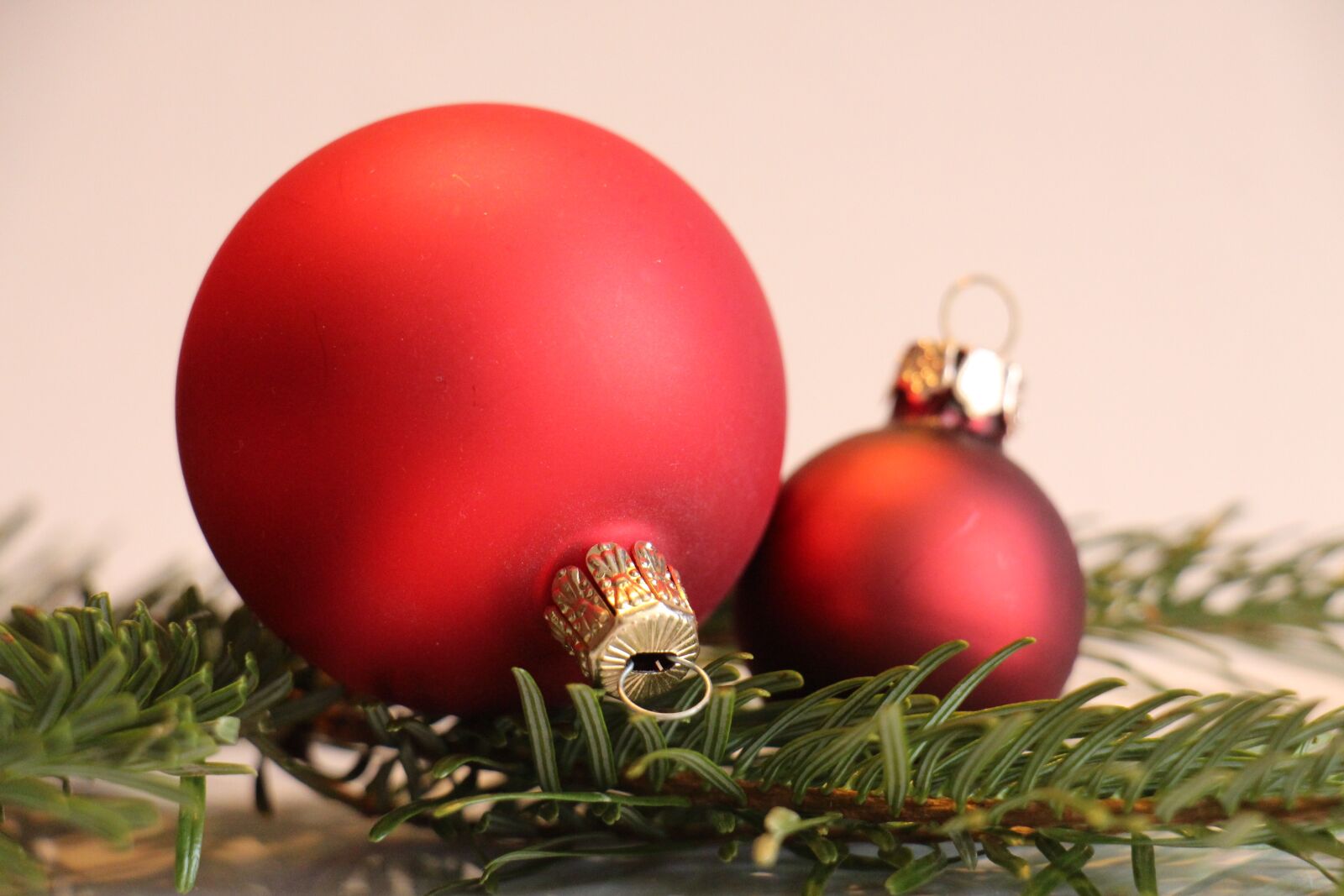 Canon EOS 700D (EOS Rebel T5i / EOS Kiss X7i) sample photo. Christbaumkugeln, fir green, christmas photography