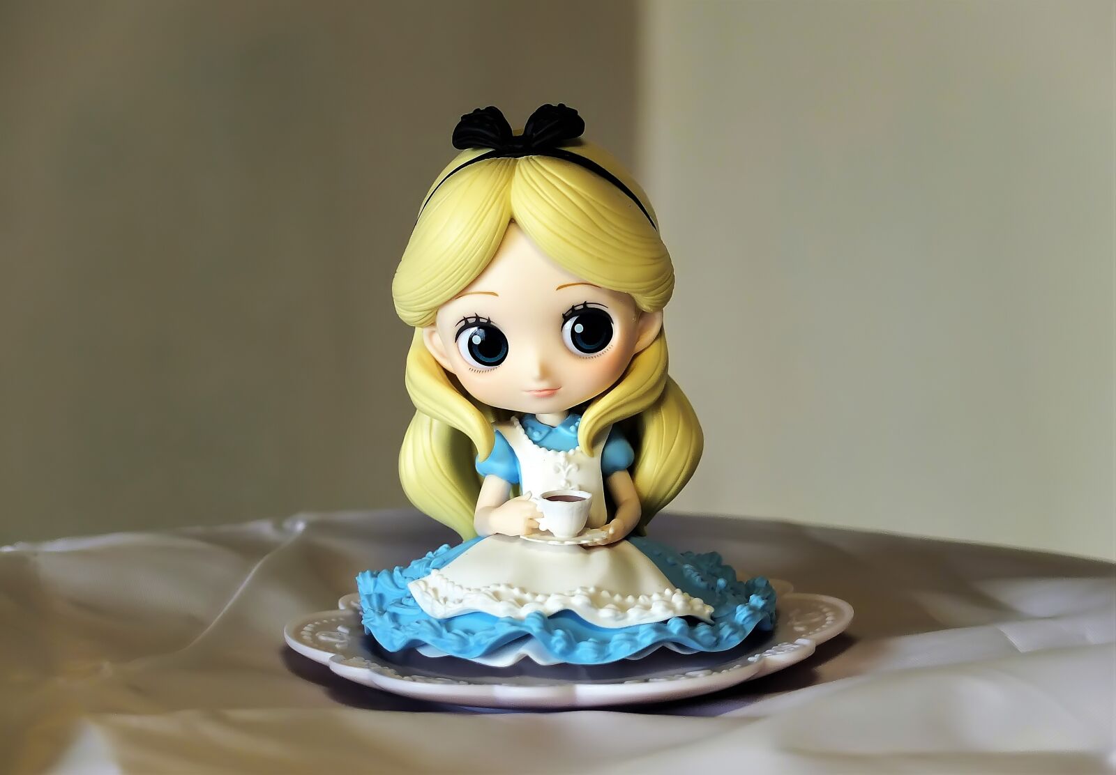 Fujifilm X10 sample photo. Alice, wonder, land photography