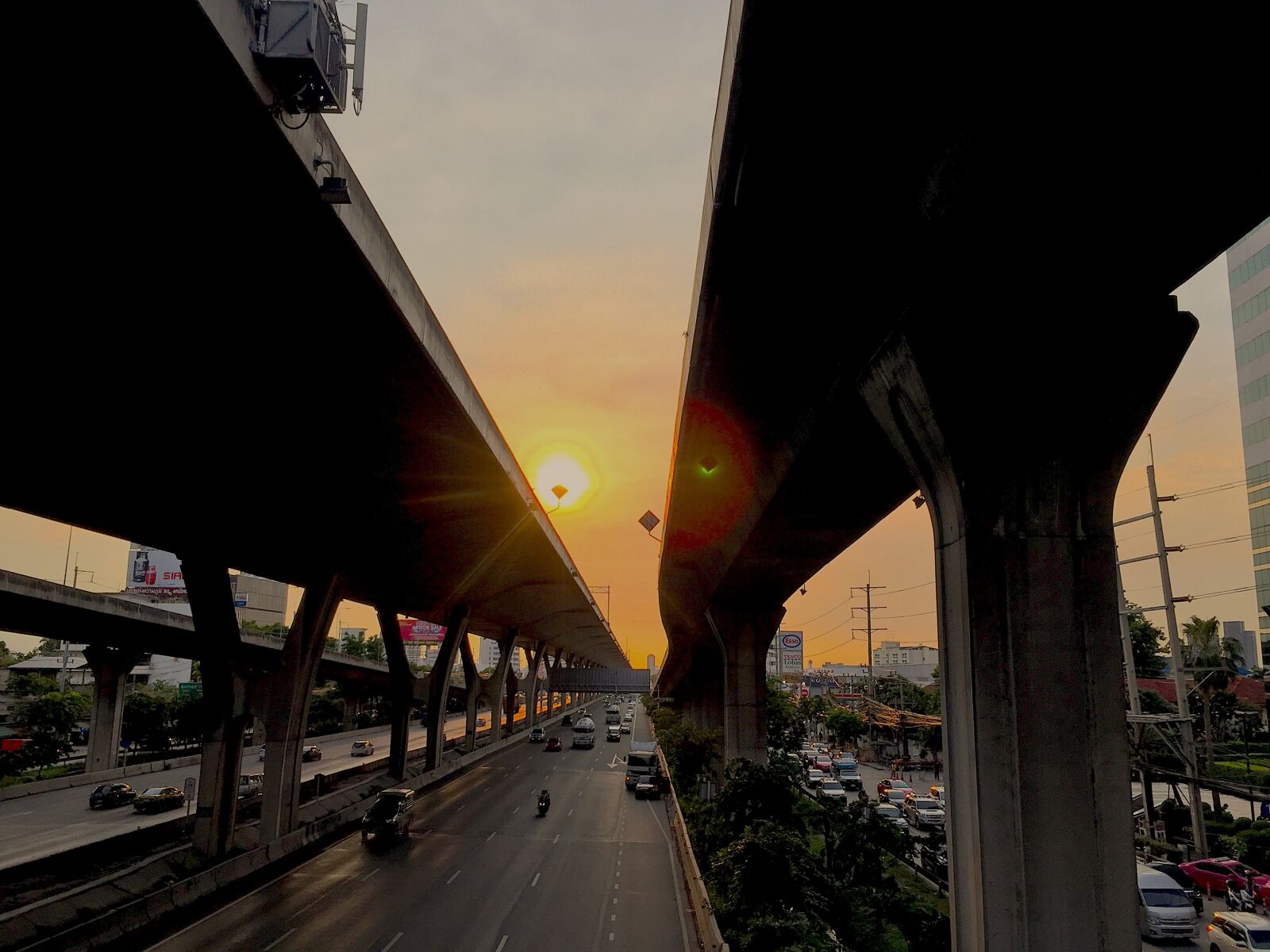iPhone 6 back camera 4.15mm f/2.2 sample photo. Highway, city, traffic photography