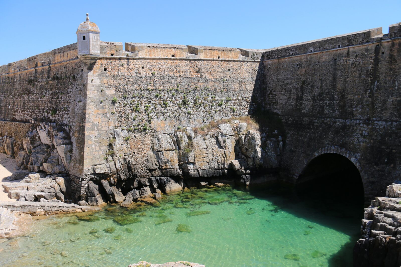 Canon EF-S 18-200mm F3.5-5.6 IS sample photo. Forte de peniche, prison photography