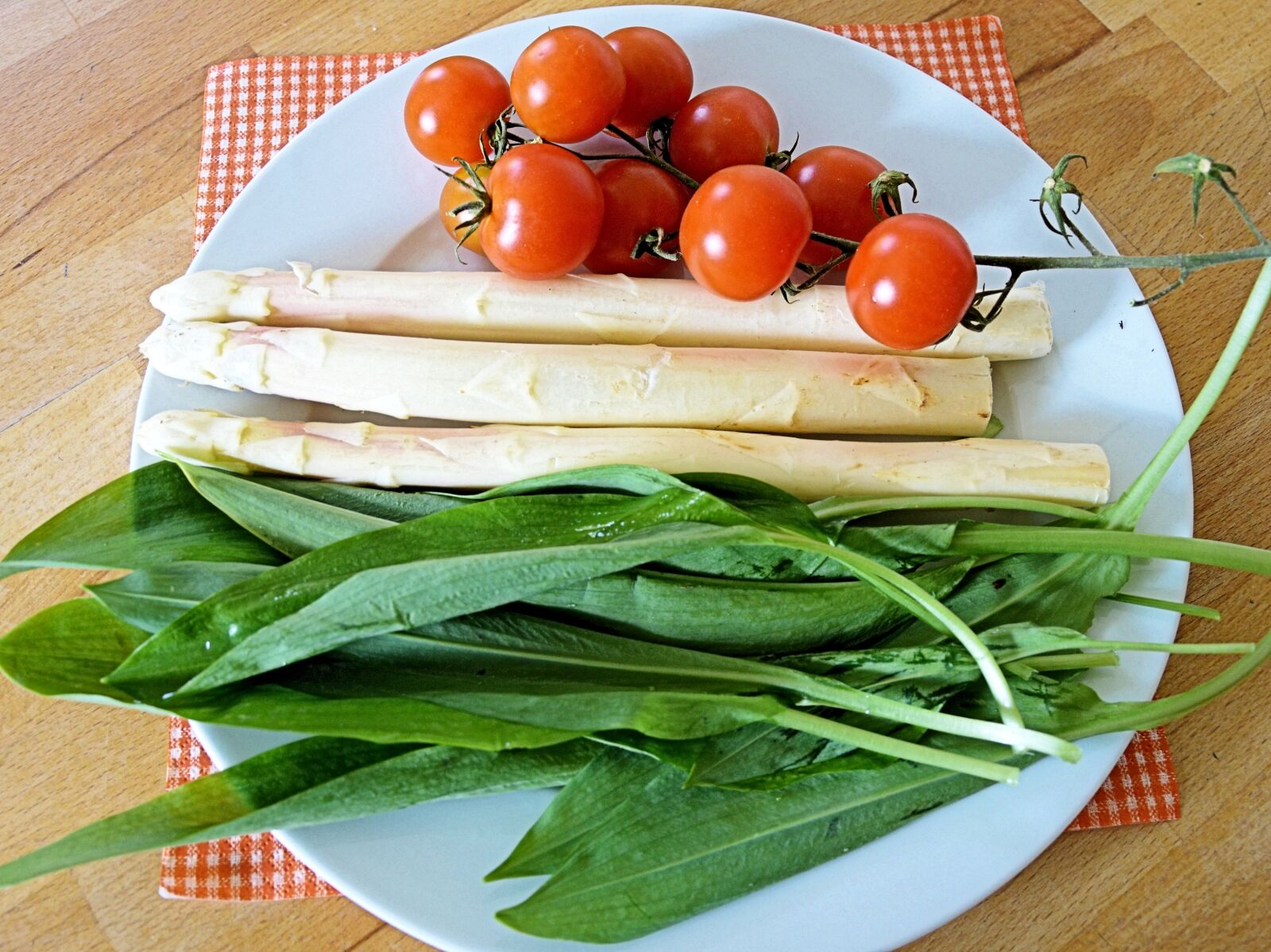Nikon D3200 sample photo. Spring, asparagus, bear's garlic photography