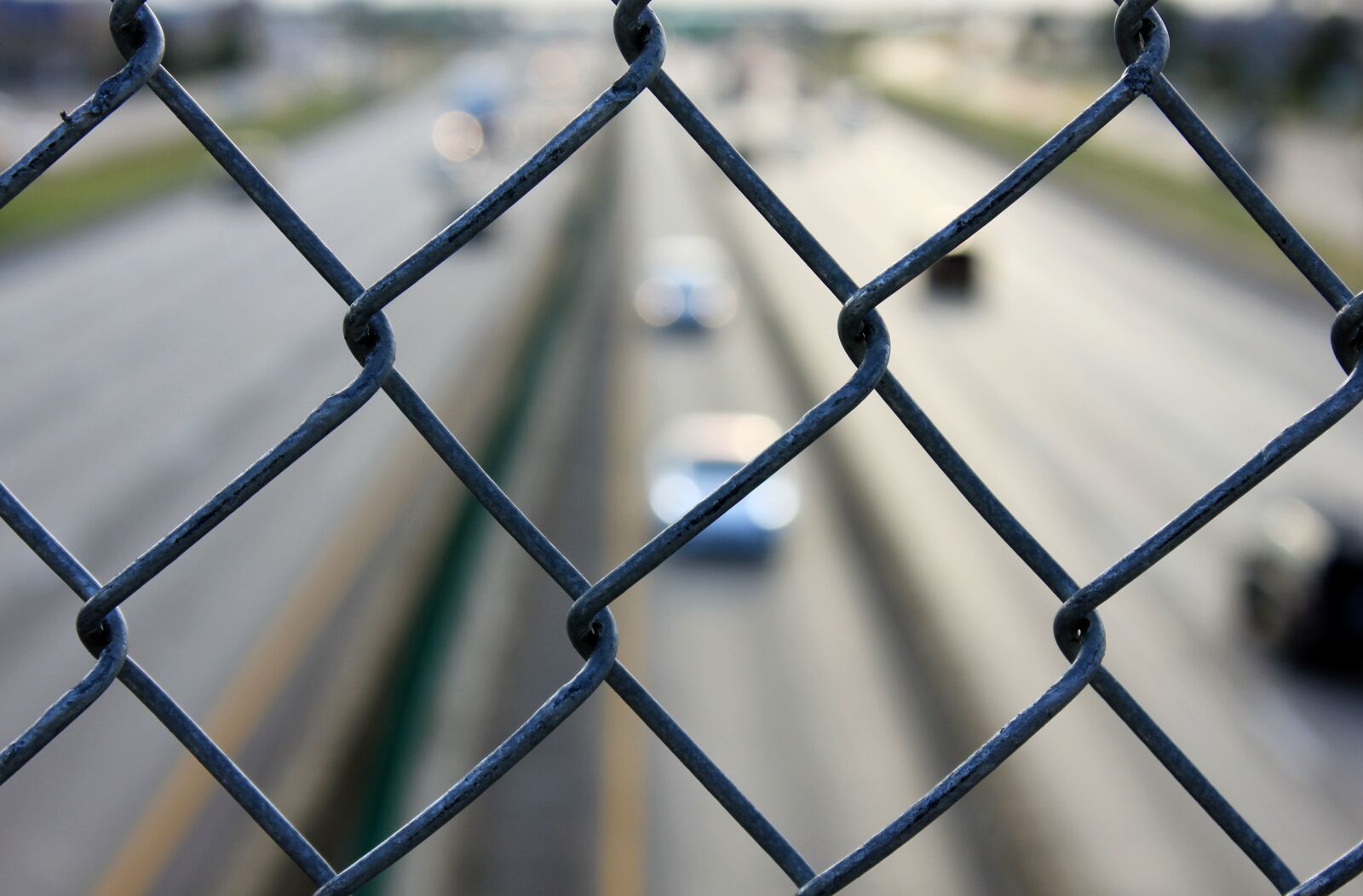 Canon EOS 550D (EOS Rebel T2i / EOS Kiss X4) sample photo. Highway, blur, cars background photography