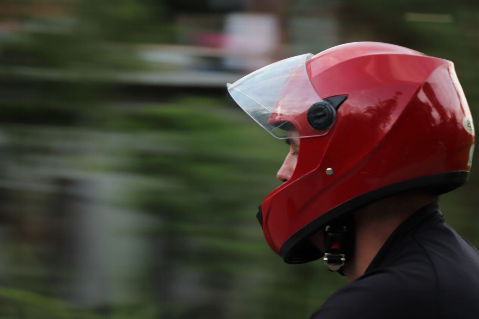 Canon EOS 77D (EOS 9000D / EOS 770D) sample photo. Helmet, red, sports photography