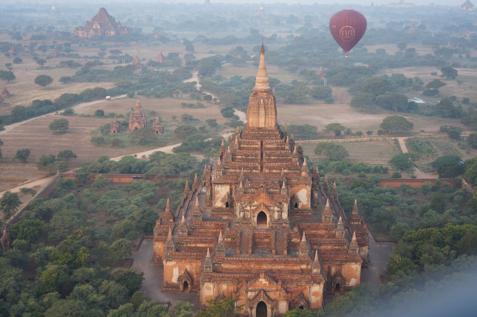 Sony Alpha NEX-6 sample photo. Burma, temple, balloon photography