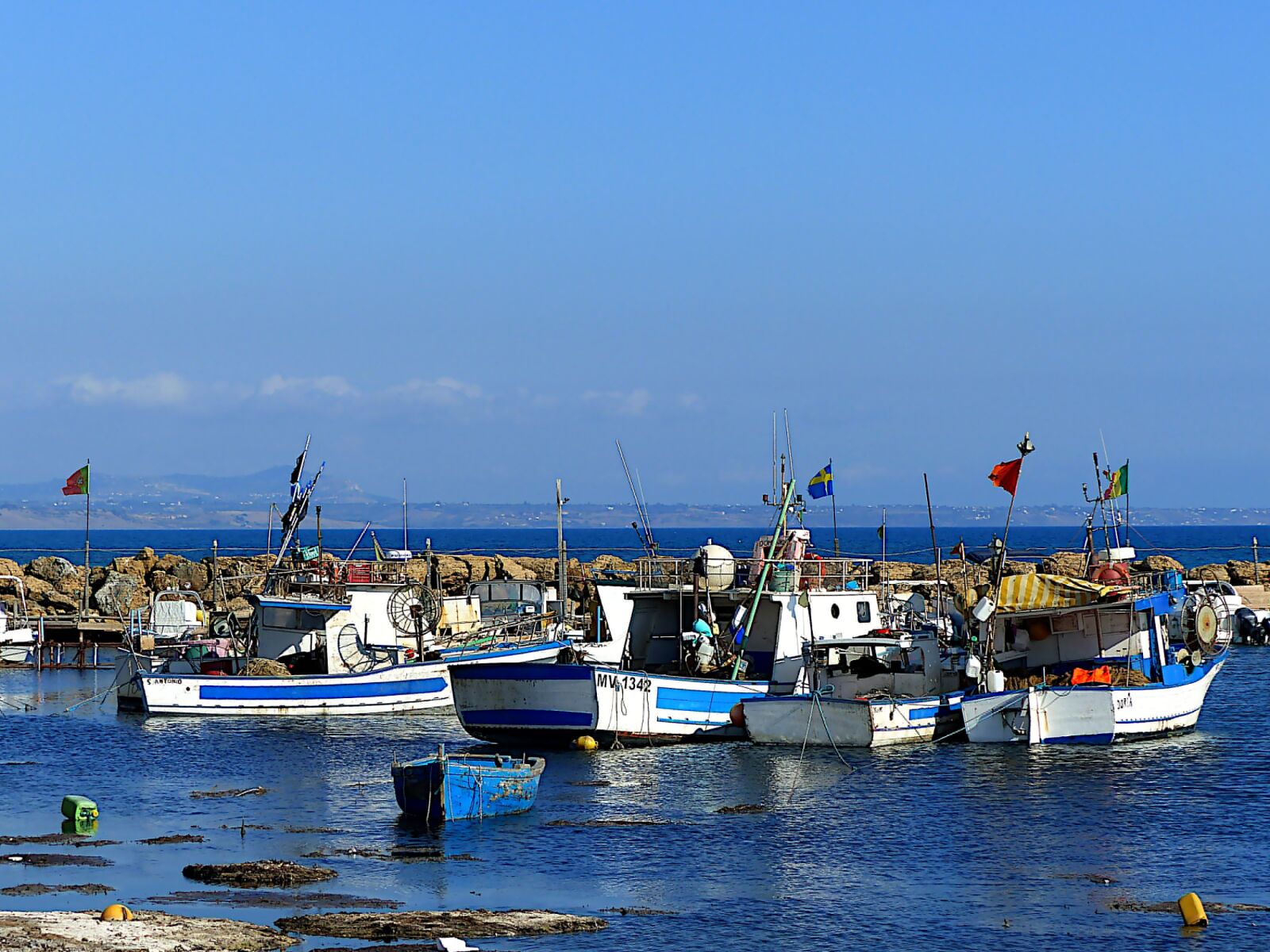 Panasonic Lumix DMC-FZ200 sample photo. Boats, fishing, port photography