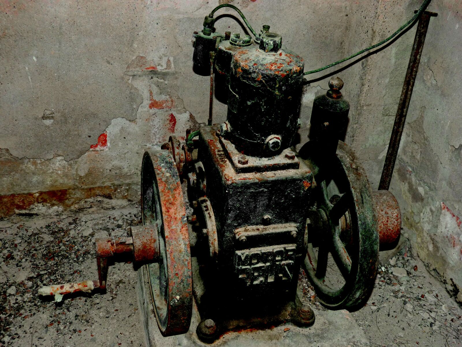 Panasonic DMC-FZ62 sample photo. Old engine, artifact, crank photography