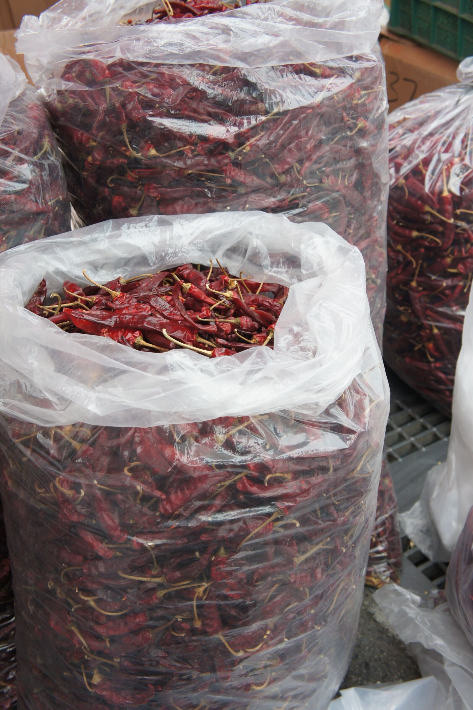 Sony Alpha NEX-3 + Sony E 18-55mm F3.5-5.6 OSS sample photo. Pepper, market, traditional market photography