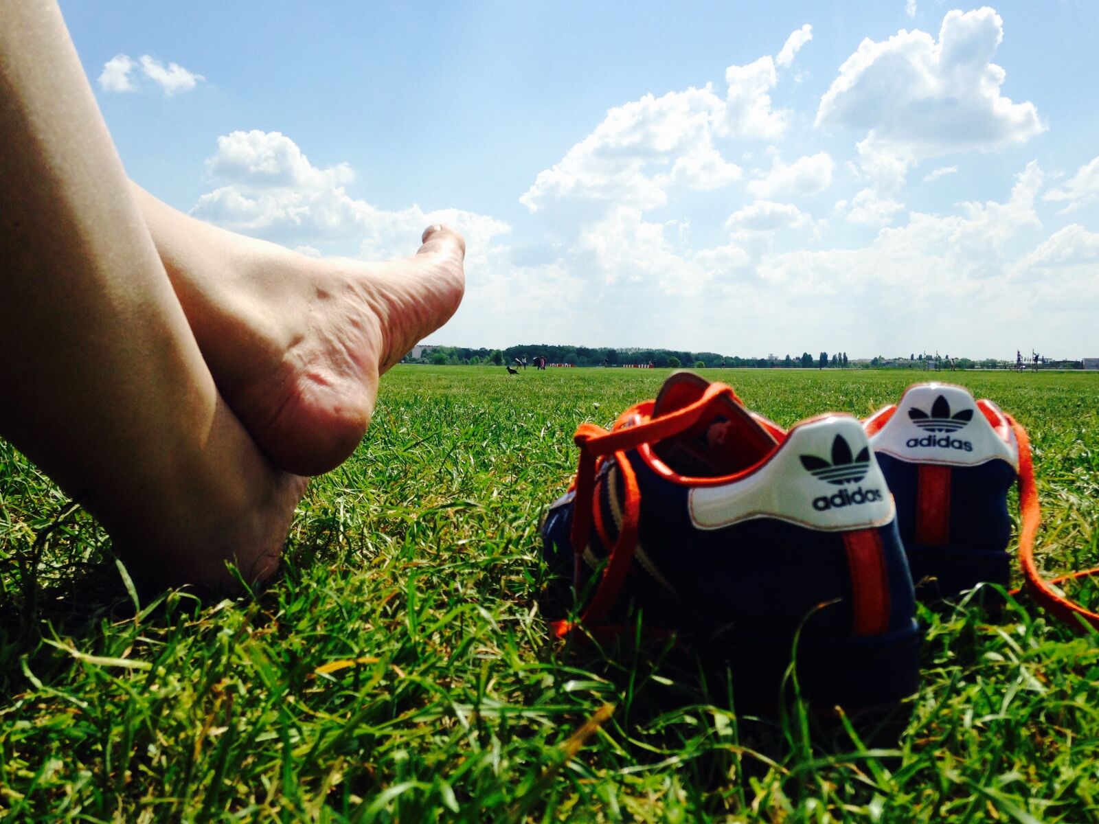 iPhone 5c back camera 4.12mm f/2.4 sample photo. Relax, feet, barefoot photography