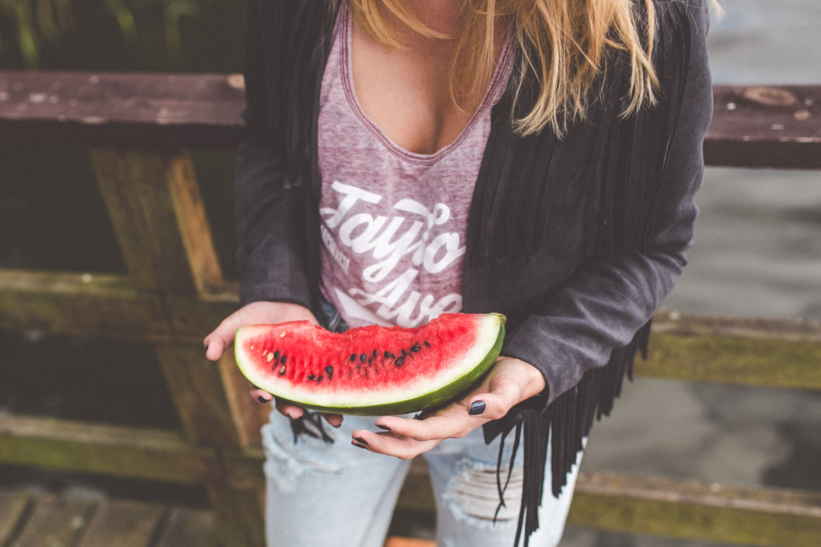 Canon EOS 6D + Sigma 35mm F1.4 DG HSM Art sample photo. Fruit, girl, hands, healthy photography