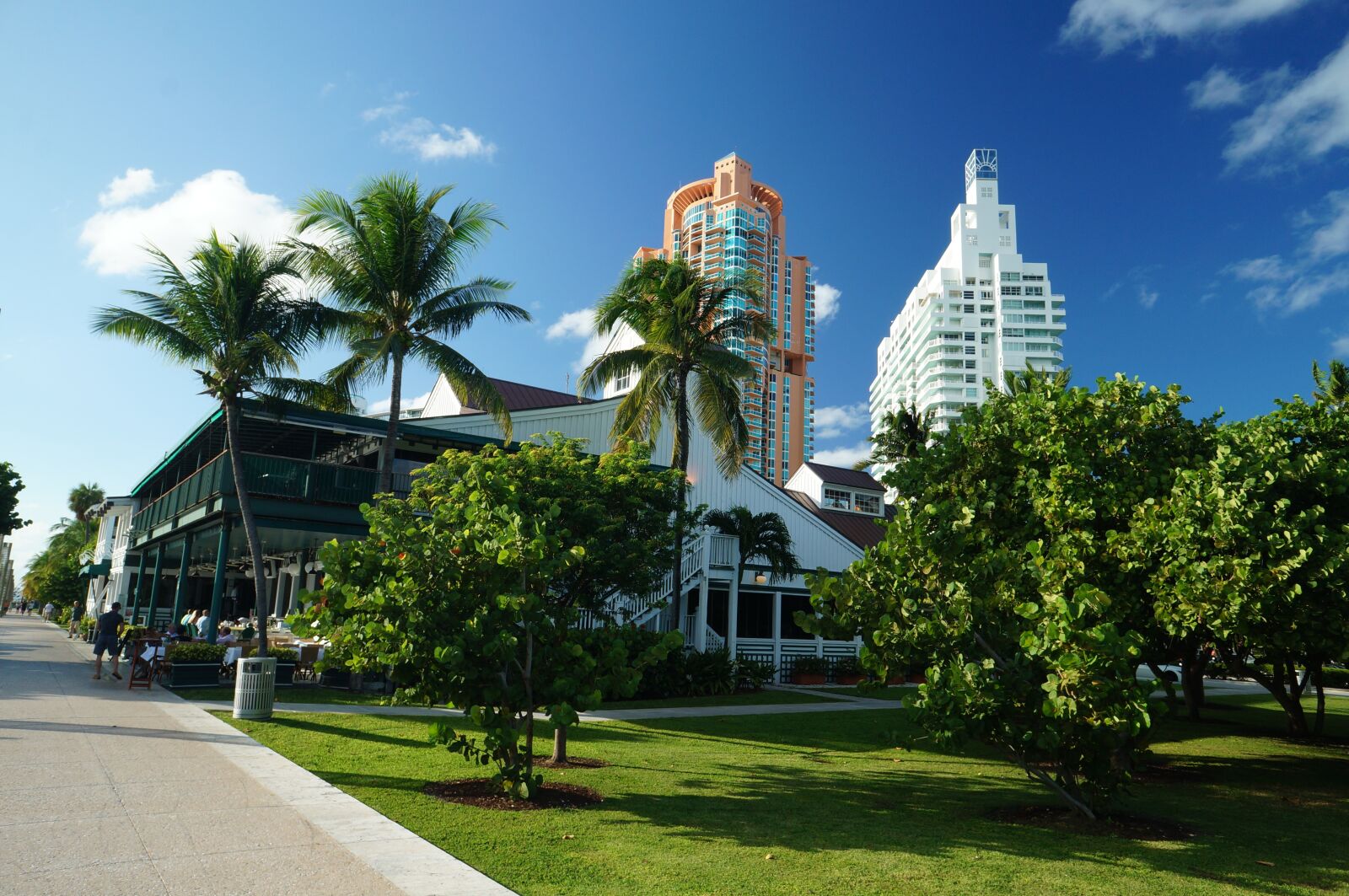 Sony Alpha NEX-F3 + Sony E 16mm F2.8 sample photo. Miami, florida, buildings photography