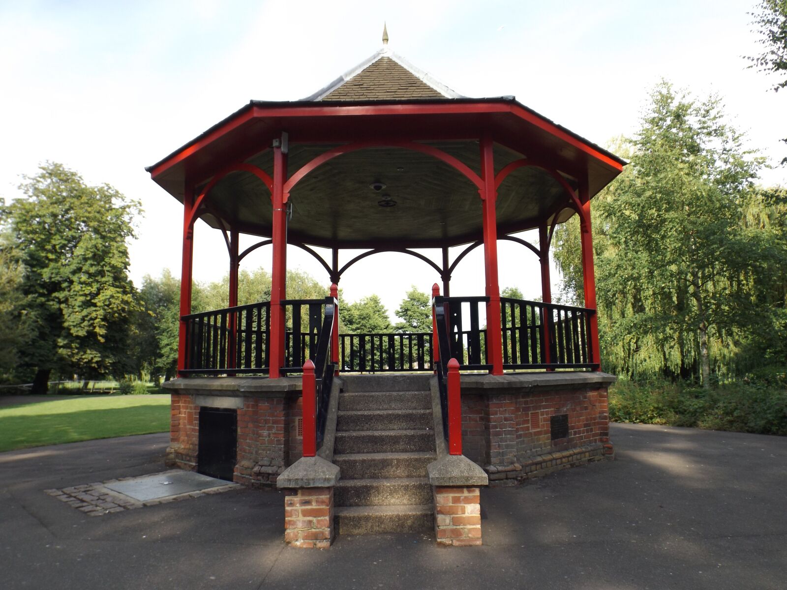 Fujifilm FinePix S4800 sample photo. Bandstand, music, park photography