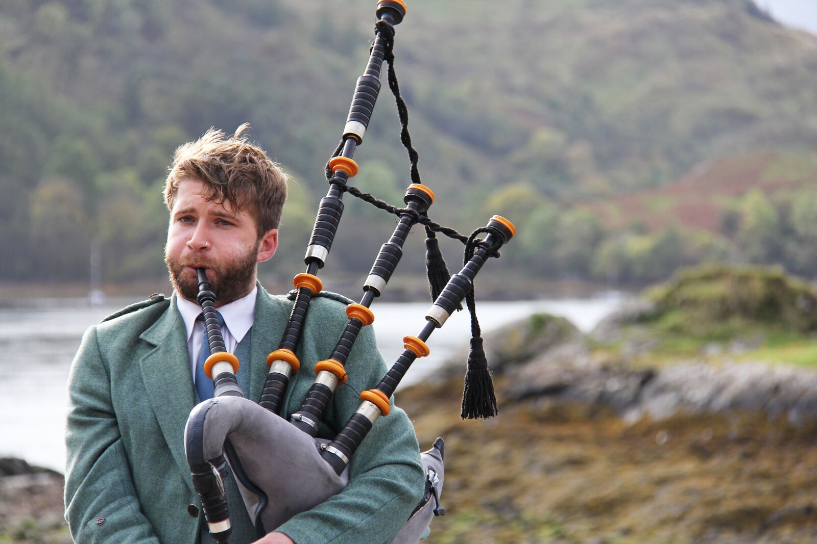 Canon EF-S 18-200mm F3.5-5.6 IS sample photo. Bagpipes, highlander, castle photography