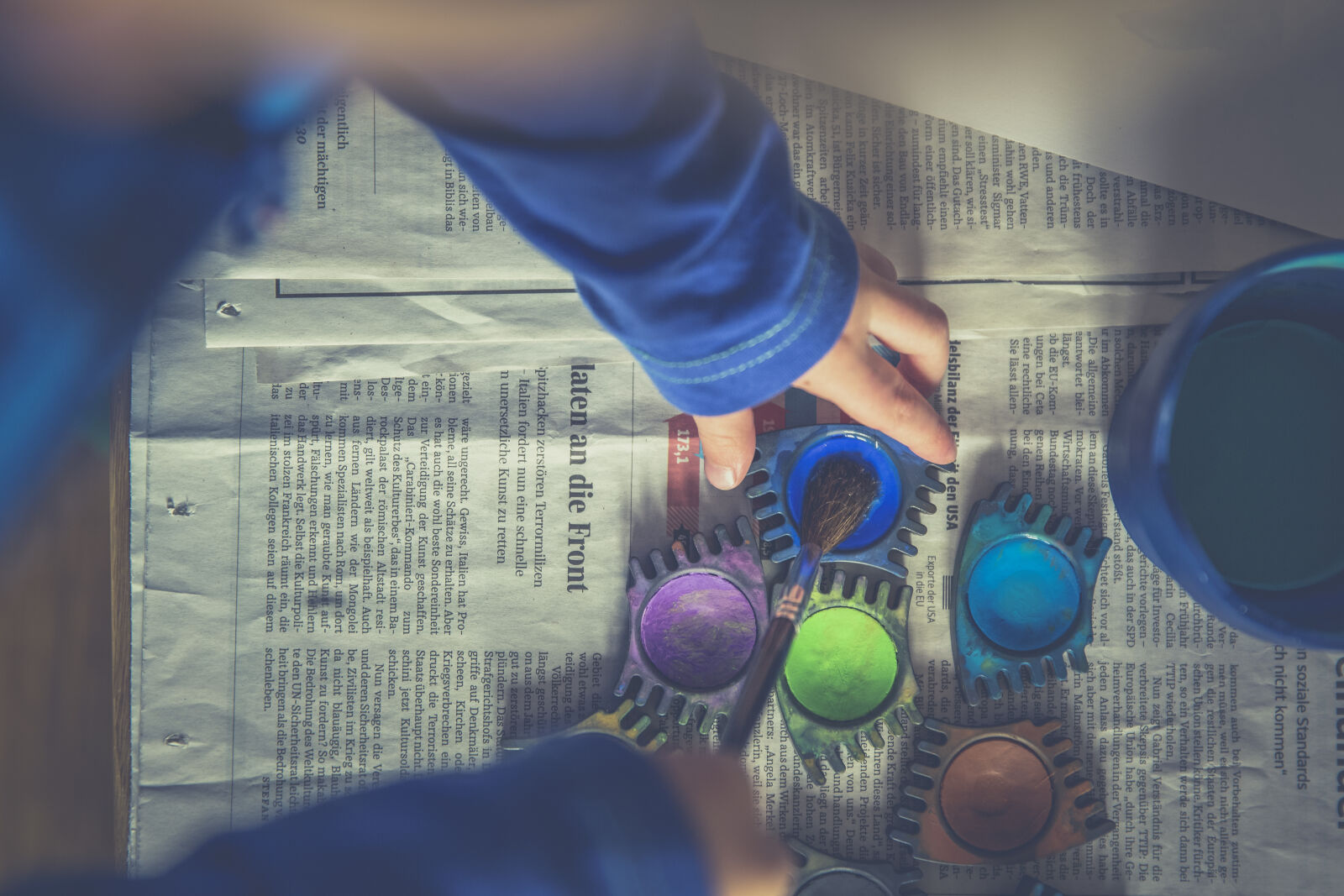Canon EF 24-70mm F2.8L II USM sample photo. Hands, art, painting, colorful photography