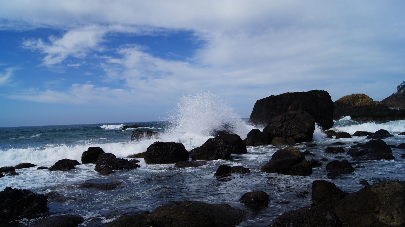 Sony SLT-A33 sample photo. Waves, sky, rocks photography