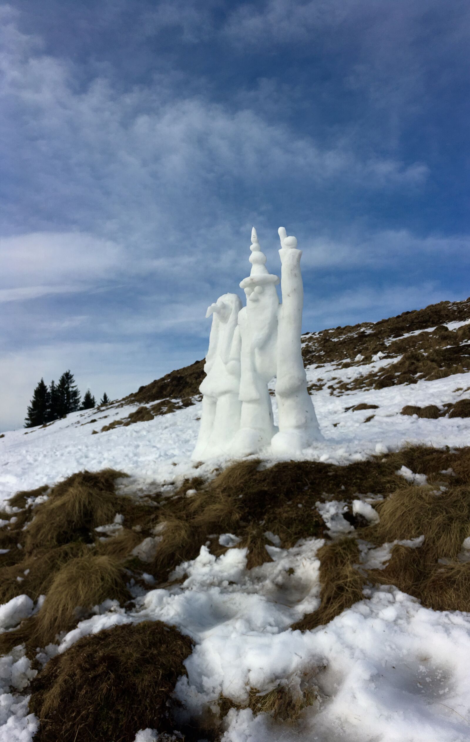 iPhone SE back camera 4.15mm f/2.2 sample photo. Mountain, snowman, winter, wizzard photography
