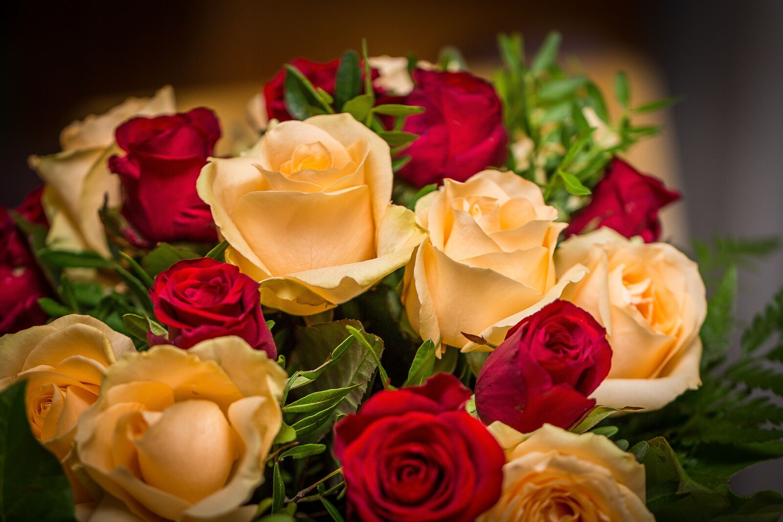 Canon EF 100mm F2.8L Macro IS USM sample photo. Flowers, roses, bouquet photography