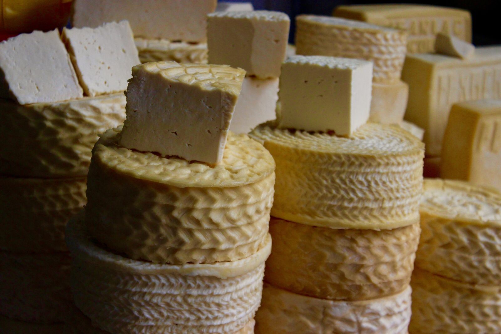 Canon EOS 600D (Rebel EOS T3i / EOS Kiss X5) sample photo. Grocery store, cheese, market photography
