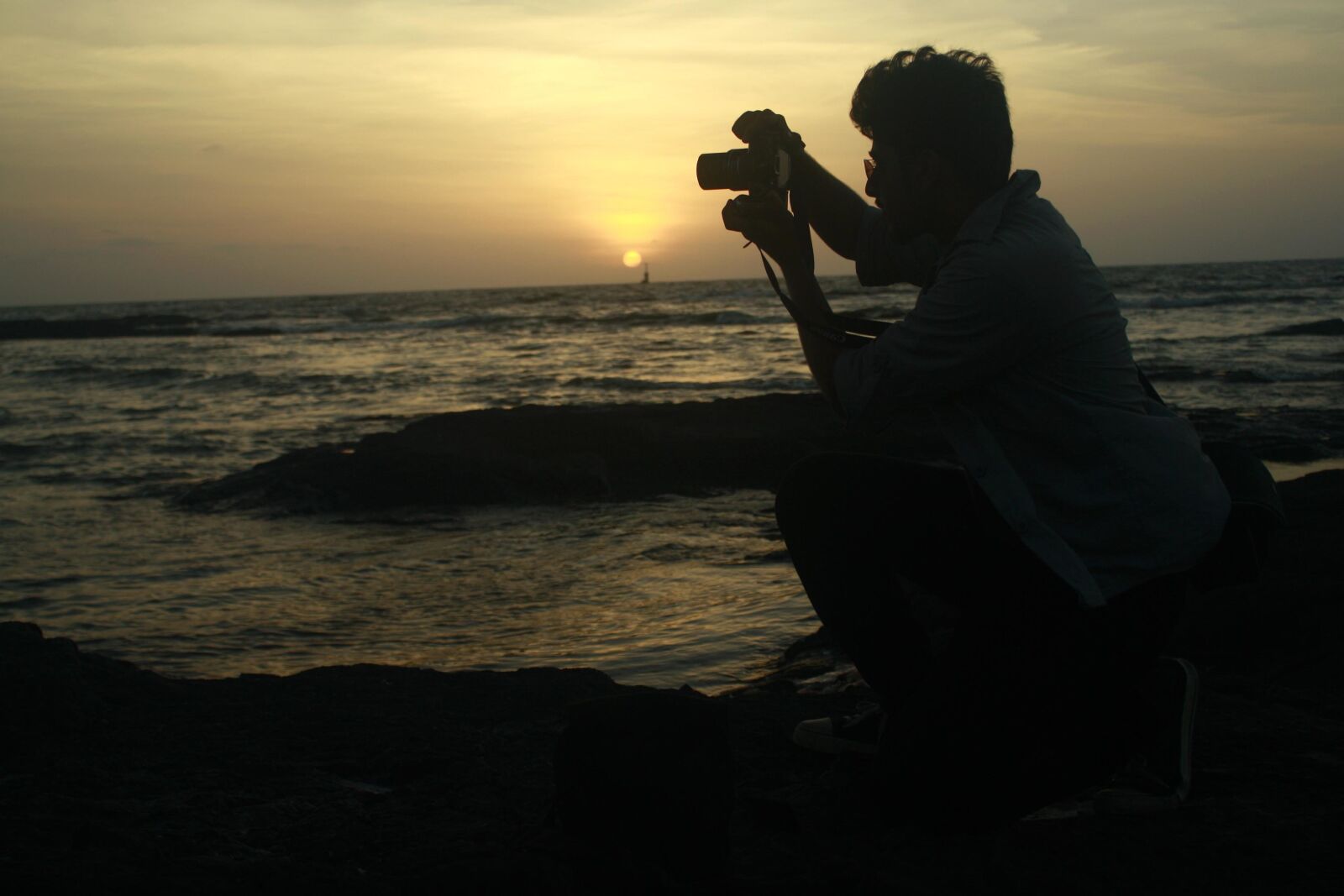Canon EOS 1000D (EOS Digital Rebel XS / EOS Kiss F) sample photo. Photographer, sunset, sea, sun photography