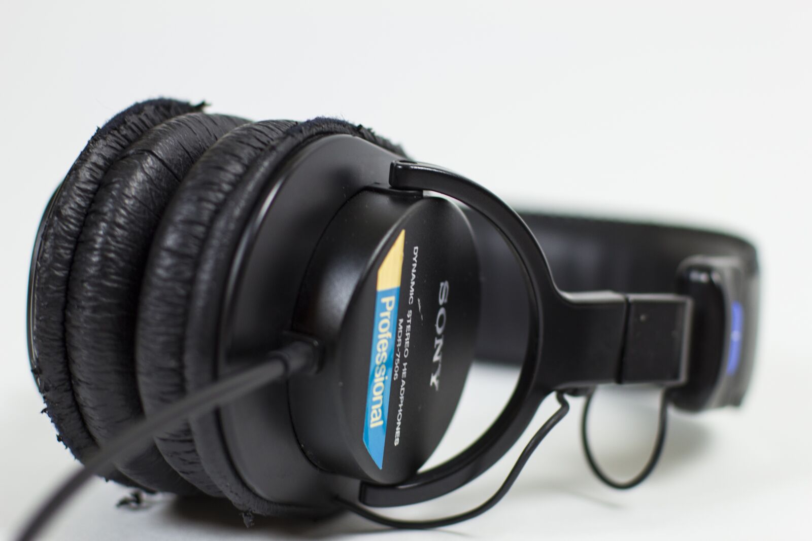 Canon EOS 60D + Canon EF 50mm F1.4 USM sample photo. Headphones, music, sony photography