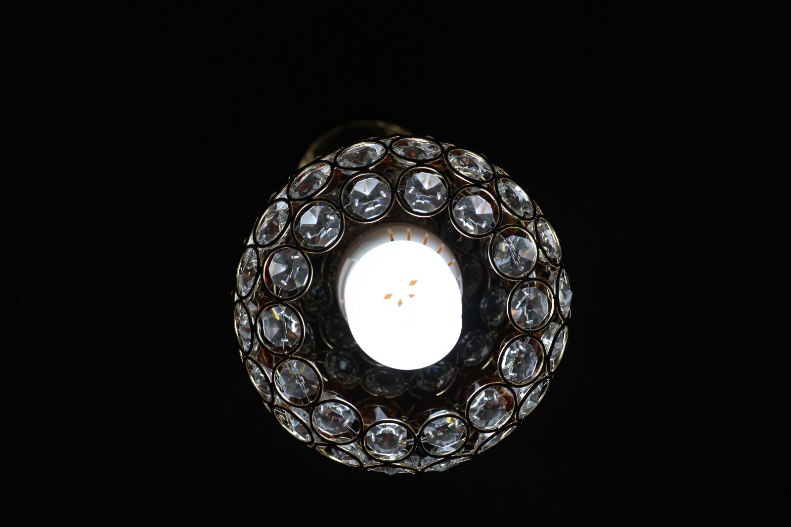 Canon EOS 700D (EOS Rebel T5i / EOS Kiss X7i) + Canon EF 85mm F1.8 USM sample photo. Chandelier, lighting, light bulb photography