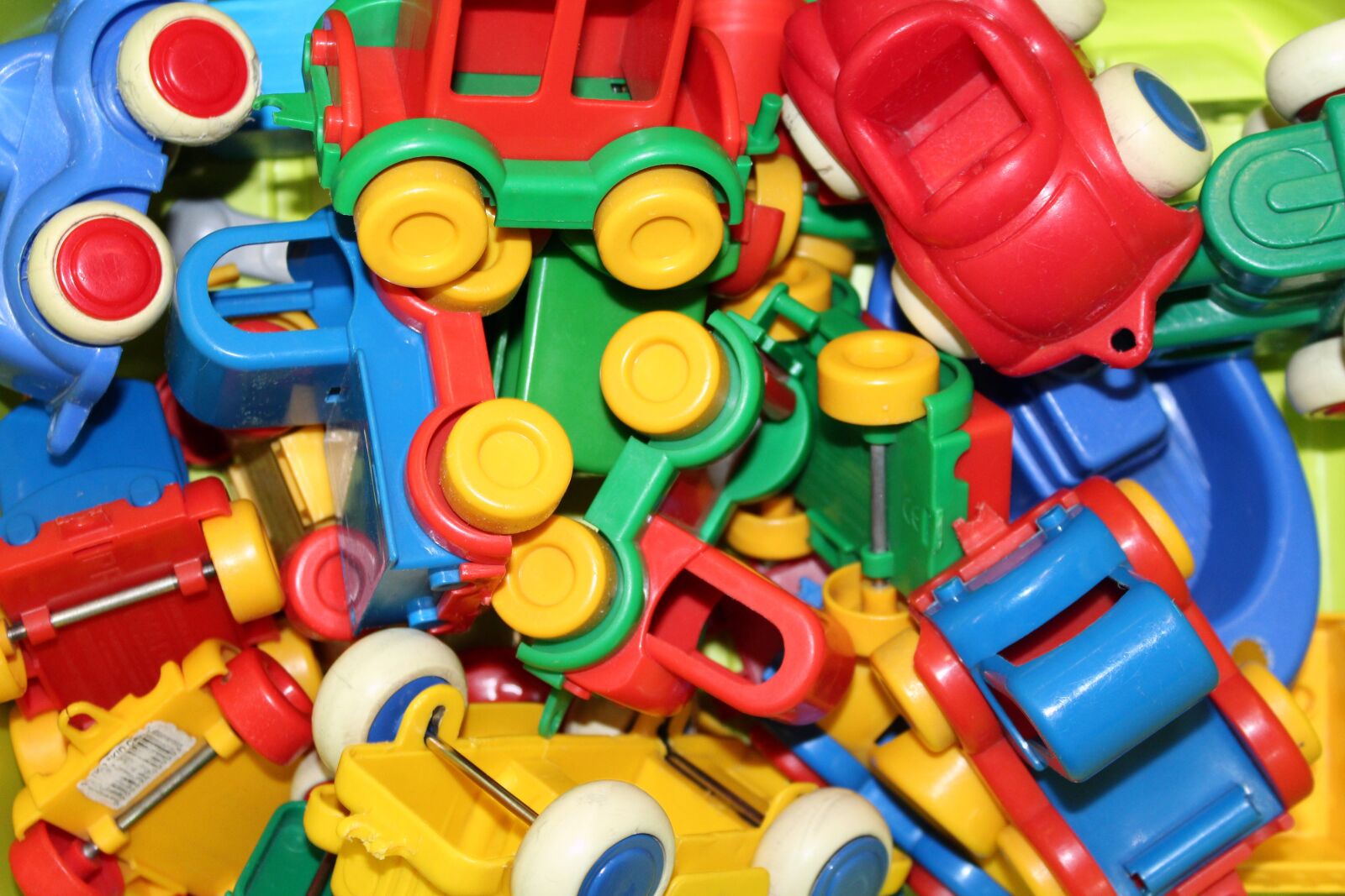 Canon EOS 1200D (EOS Rebel T5 / EOS Kiss X70 / EOS Hi) sample photo. Toys, children, colorful photography