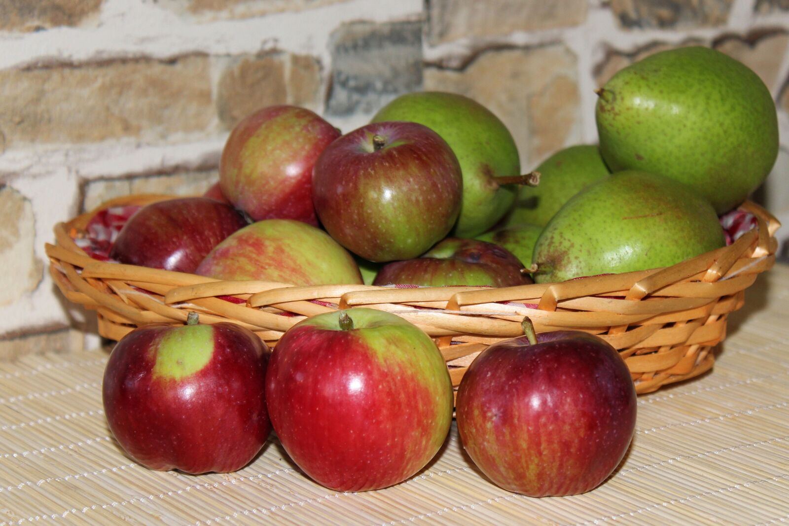 Canon EOS 600D (Rebel EOS T3i / EOS Kiss X5) sample photo. Apple, pears, fruit photography