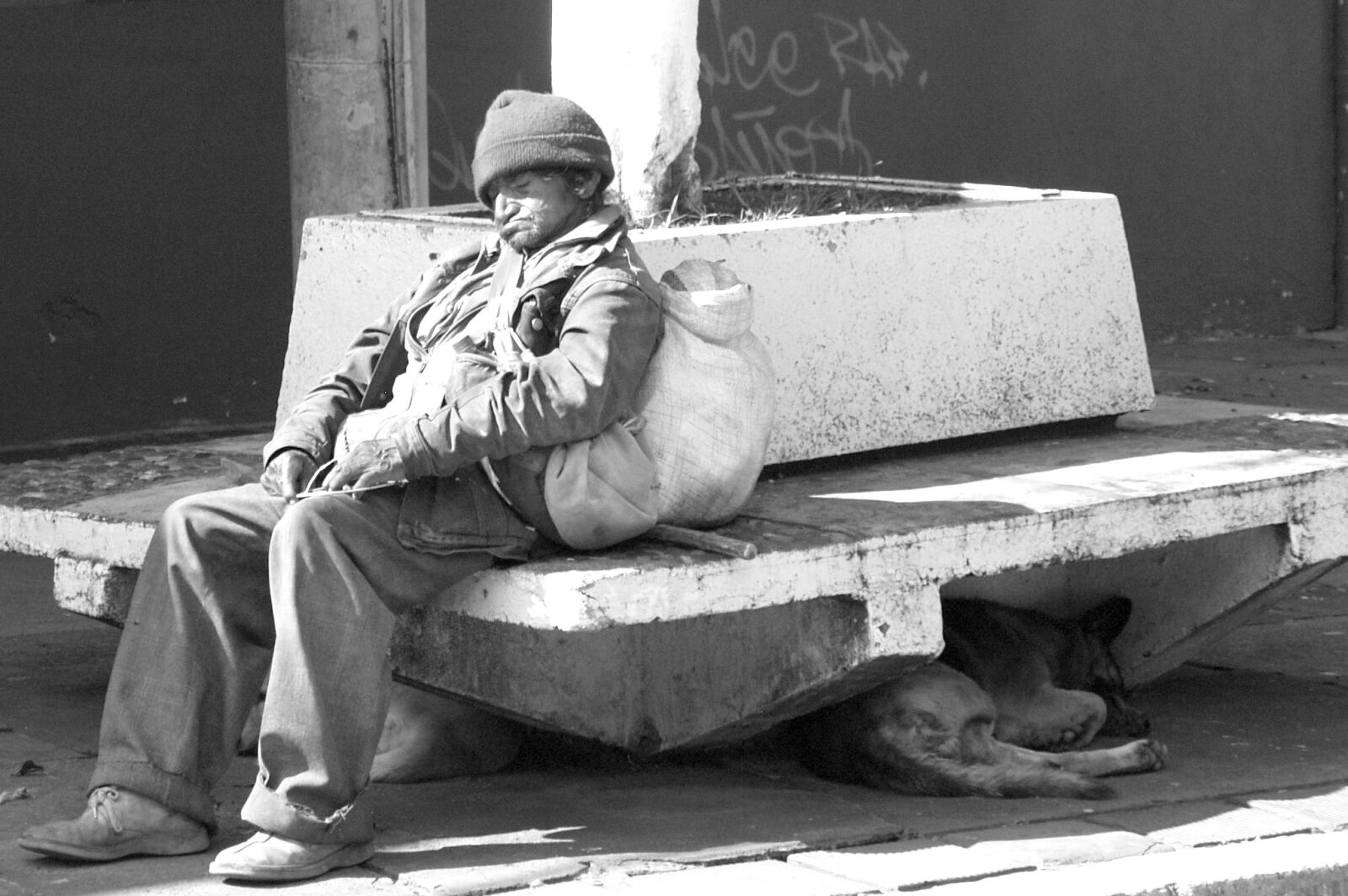 Olympus E-500 (EVOLT E-500) sample photo. Ecuador, banos ecuador, homeless photography