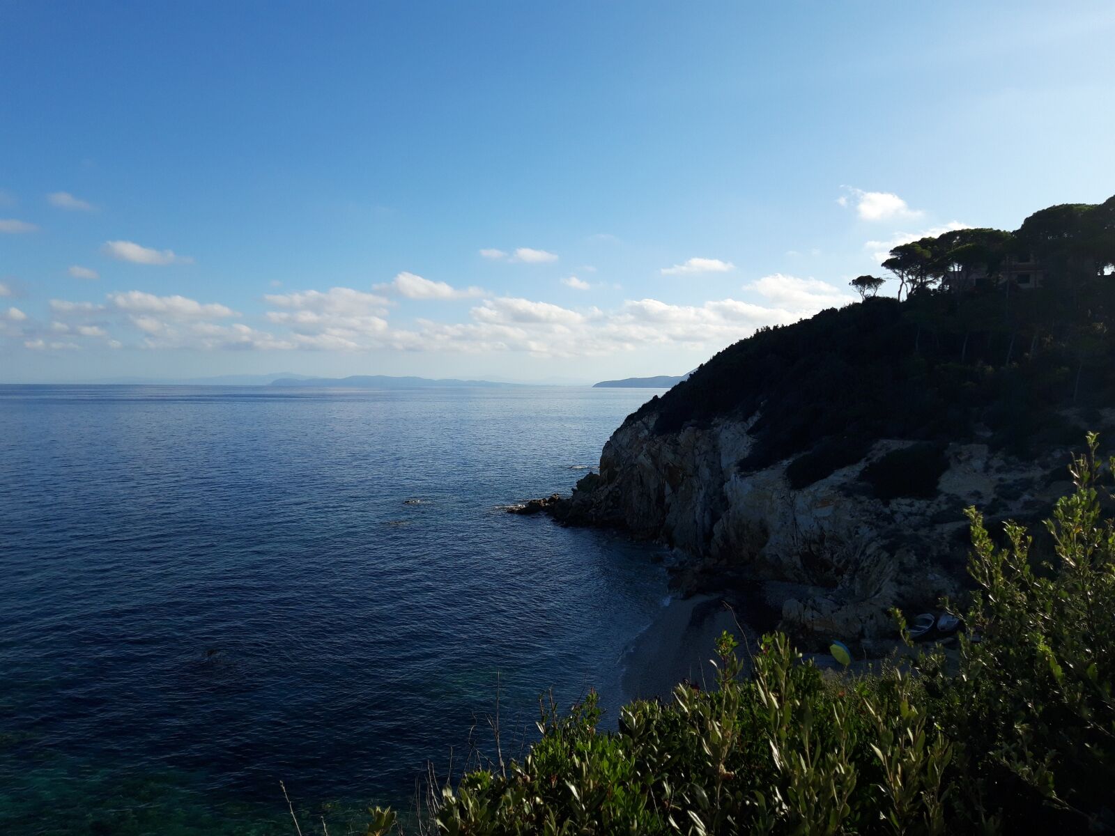 Samsung Galaxy A6 sample photo. Elba, cliffs, sea photography