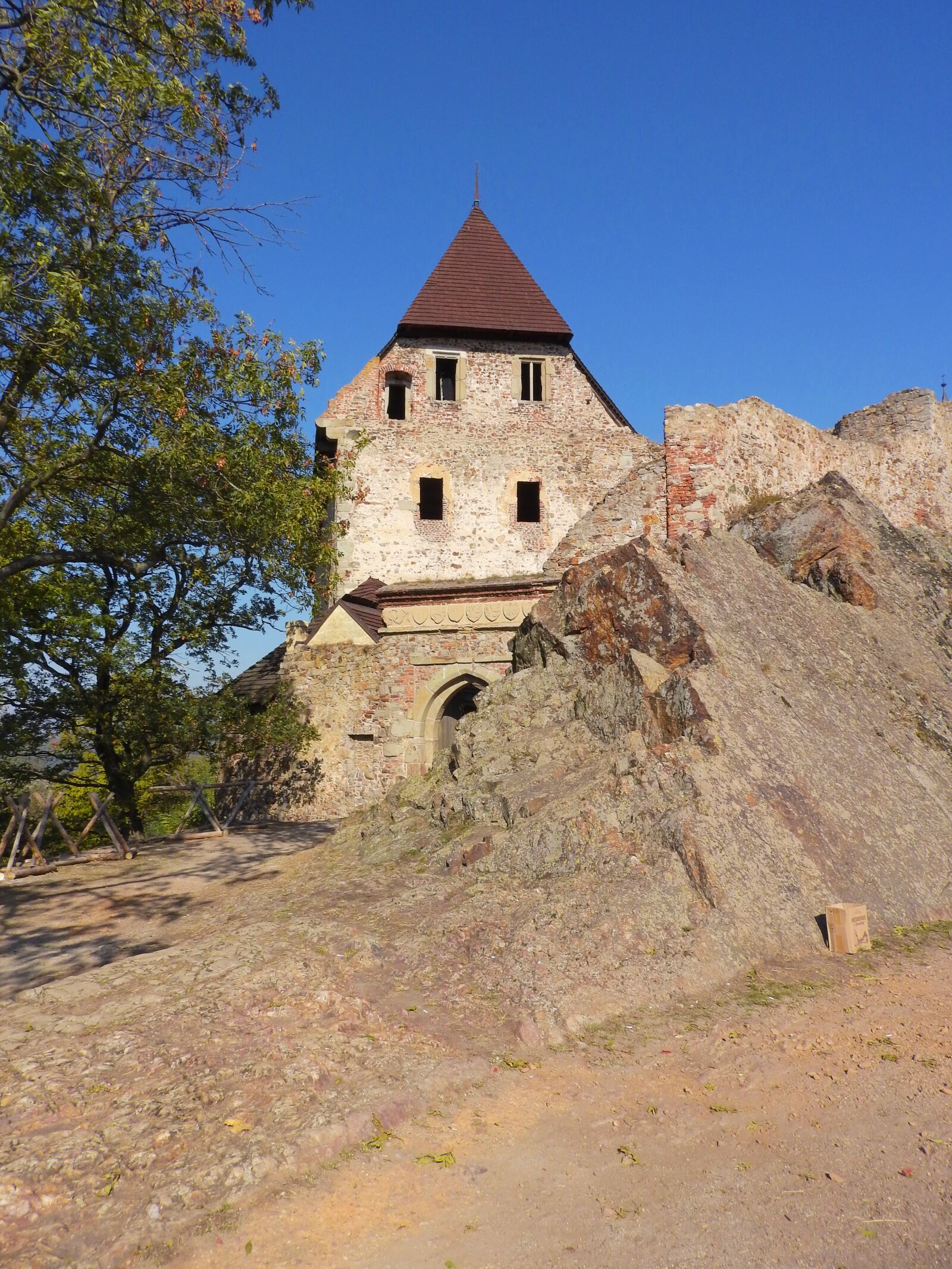 Nikon Coolpix P610 sample photo. Tocnik, castle, medieval castle photography