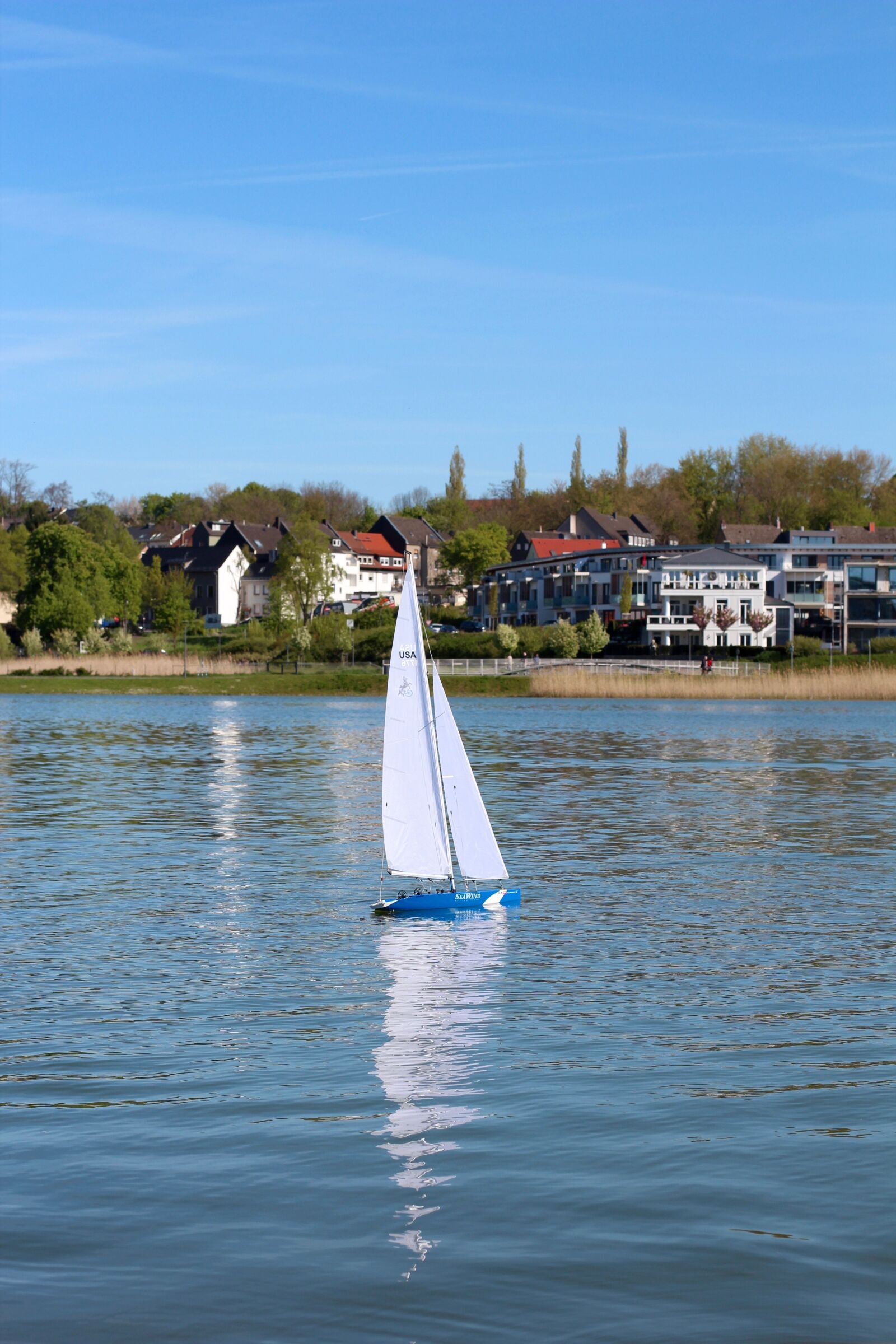 Canon EOS 600D (Rebel EOS T3i / EOS Kiss X5) + Canon EF 50mm F1.4 USM sample photo. Sailing boat, lake, water photography