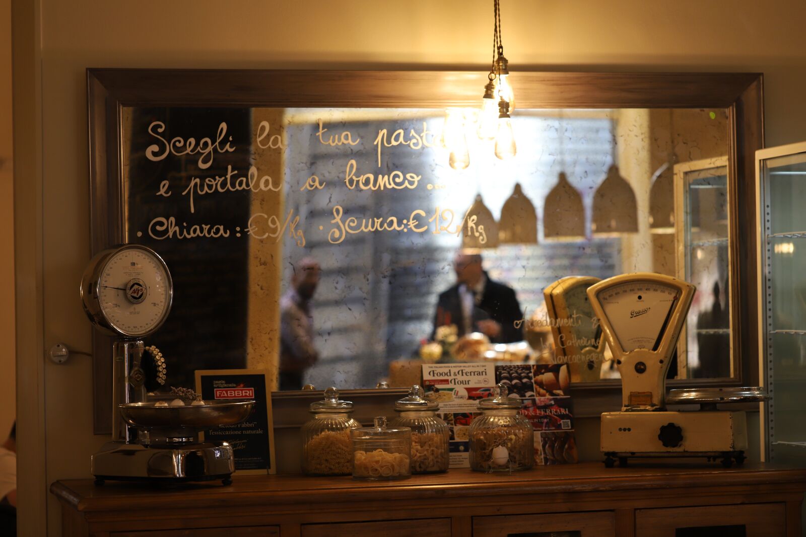 Canon EF 100mm F2.8L Macro IS USM sample photo. Italy, bologna, eating photography