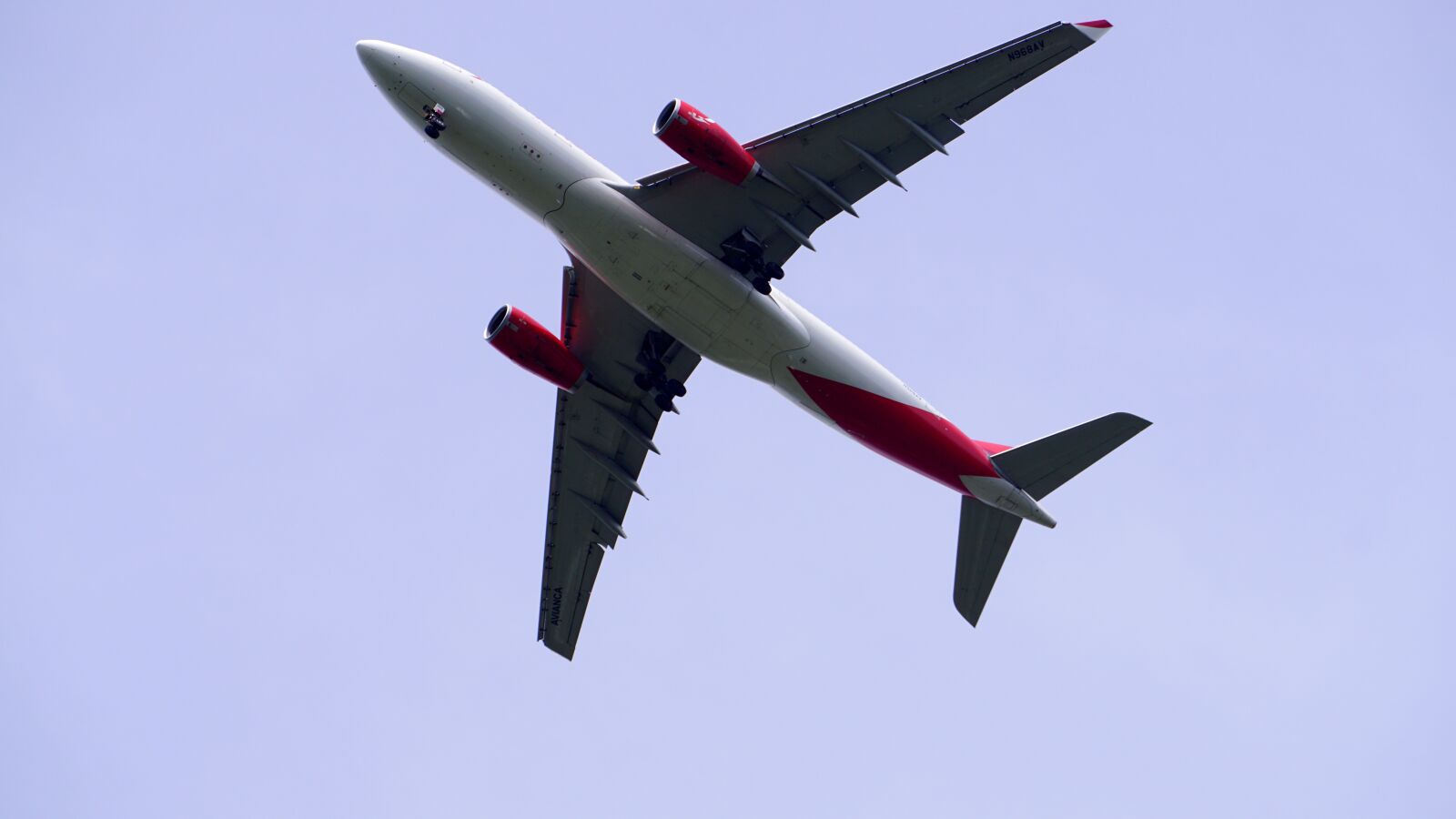 Sony E 55-210mm F4.5-6.3 OSS sample photo. Plane, sky, airplane photography